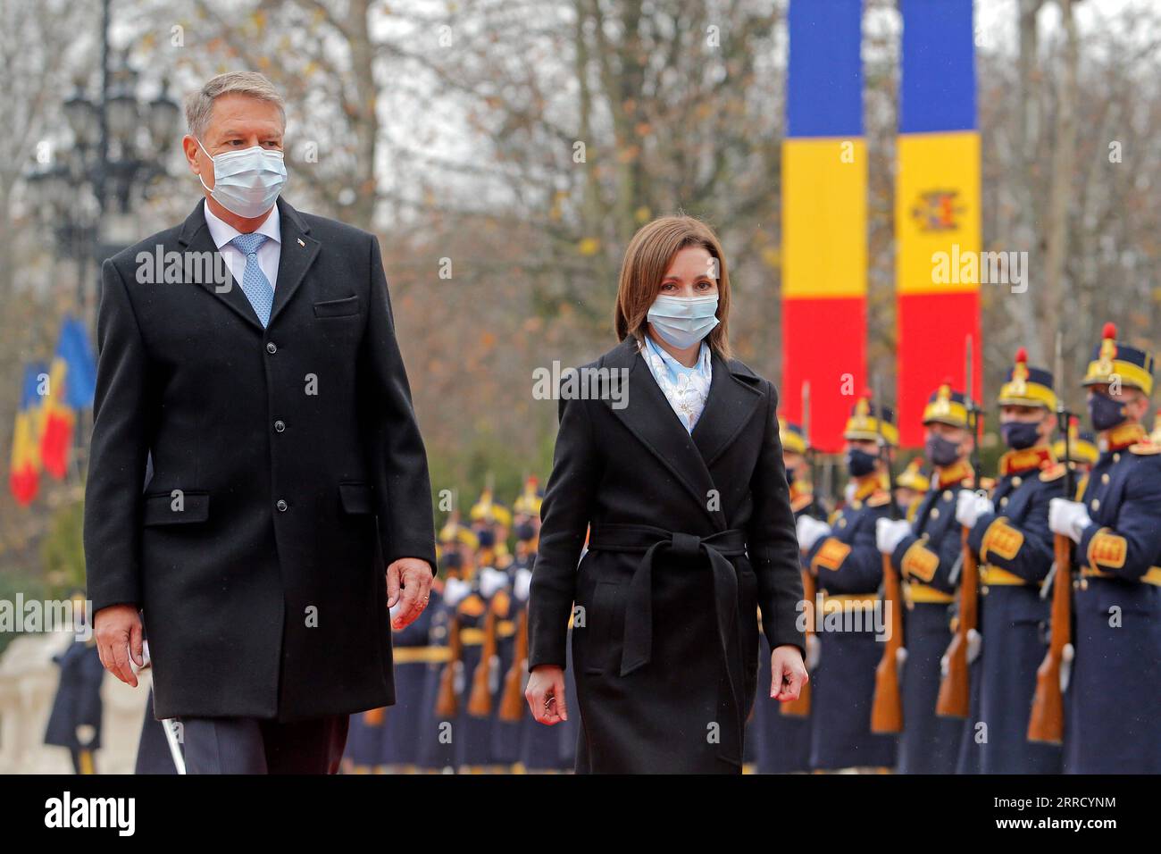 211124 -- BUKAREST, 24. November 2021 -- der rumänische Präsident Klaus Iohannis L und die moldauische Präsidentin Maia Sandu wiederholen eine Ehrengarde während einer Begrüßungszeremonie im Cotroceni-Präsidentenpalast in Bukarest, Rumänien, am 23. November 2021. Foto von /Xinhua ROMANIA-BUKAREST-MOLDOVA-PRESIDENT-VISIT CristianxCristel PUBLICATIONxNOTxINxCHN Stockfoto