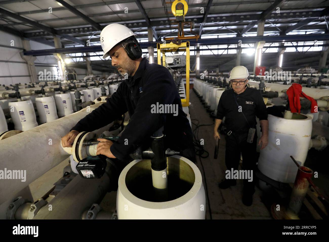 211124 -- RISHON LEZION, 24. November 2021 -- Arbeiter werden am 22. November 2021 in der Entsalzungsanlage Sorek am Strand von Palmachim in der Nähe der israelischen Stadt Rishon LeZion gesehen. Die Meerwasserentsalzungsanlage, die sich etwa 15 km südlich von Tel Aviv, Israel, befindet, stellt sauberes und trinkbares Wasser für die Menschen bereit, das 20 Prozent des kommunalen Wasserbedarfs in Israel ausmacht. Foto von /Xinhua ISRAEL-RISHON LEZION-ENTSALZUNG GilxCohenxMagen PUBLICATIONxNOTxINxCHN Stockfoto