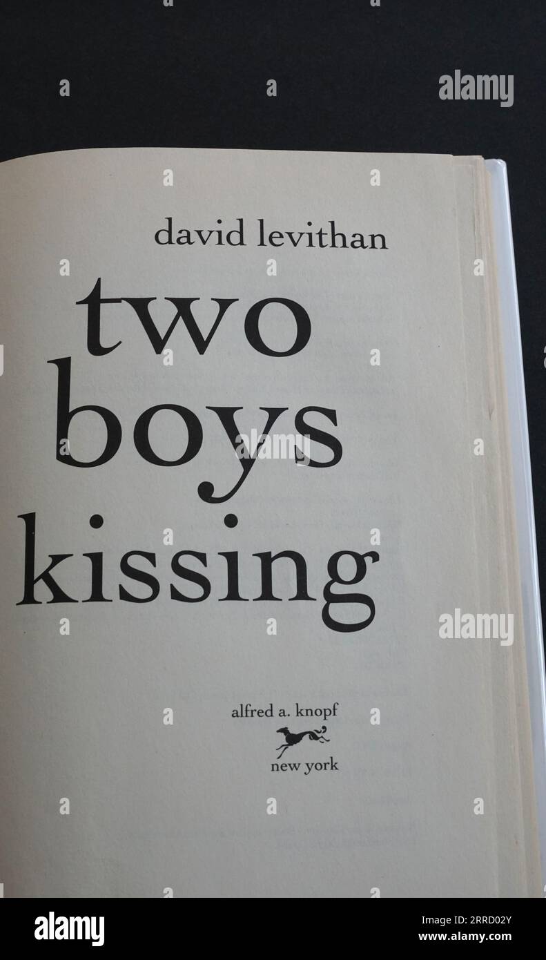 Eine Kopie des Buches Two Boys Kissing von David Levithan. Inspiriert von wahren Ereignissen ist das Buch oft in Schulen und Bibliotheken verboten. Stockfoto