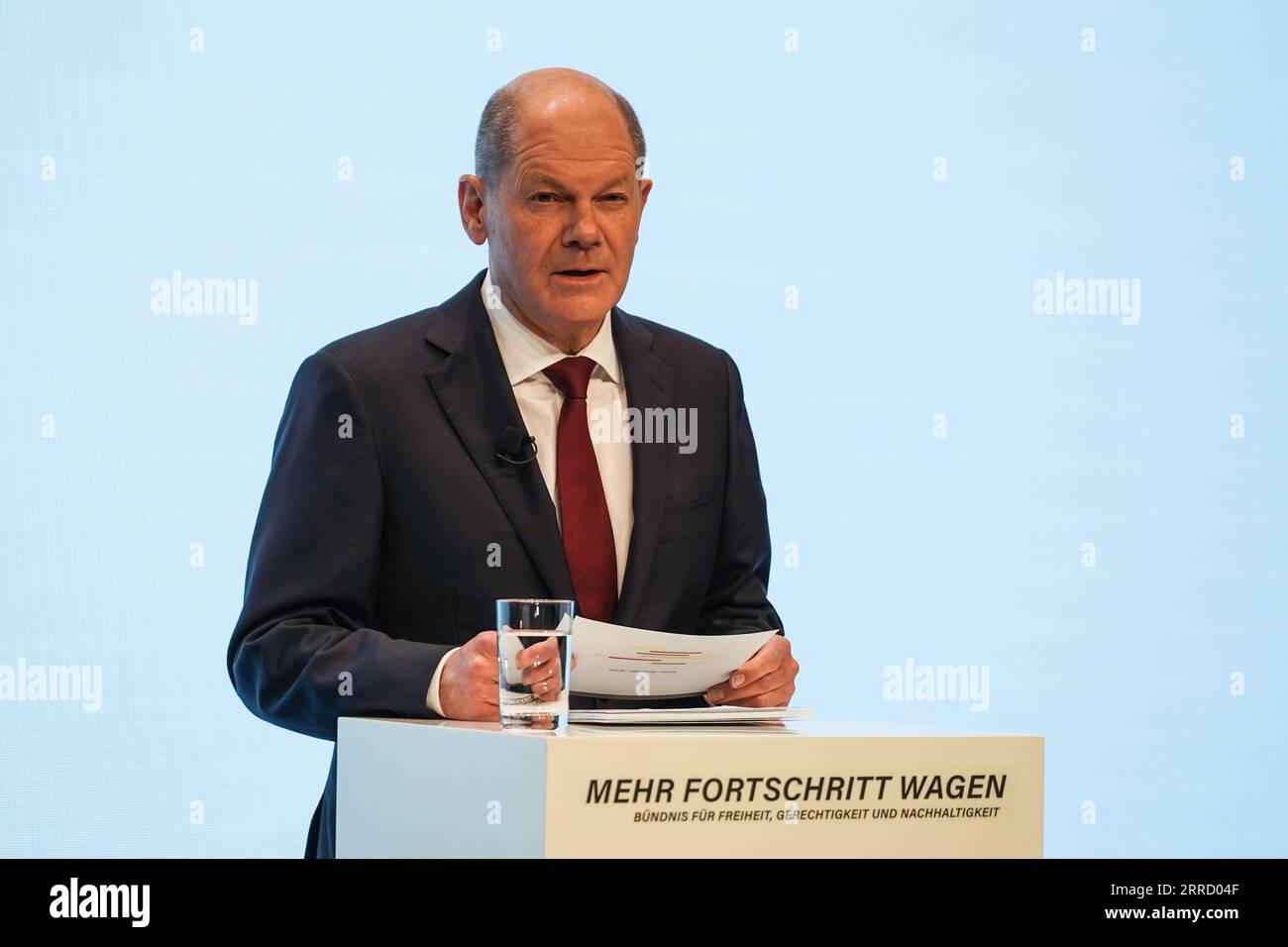 211124 -- BERLIN, 24. November 2021 -- Olaf Scholz von der SPD der Sozialdemokratischen Partei Deutschland nimmt am 24. November 2021 an einer gemeinsamen Pressekonferenz in Berlin Teil. Die Koalitionsverhandlungen zwischen der SPD, den Grünen und der FDP endeten, als die drei Parteien am Mittwoch eine Einigung vorlegten. Foto von /Xinhua DEUTSCHLAND-BERLIN-PARTEIEN-KOALITION VERHANDLUNGEN-PRESSEKONFERENZ StefanxZeitz PUBLICATIONxNOTxINxCHN Stockfoto