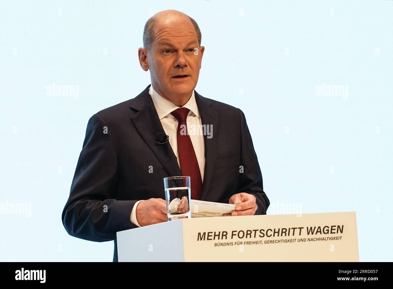 211124 -- BERLIN, 24. November 2021 -- Olaf Scholz von der SPD der Sozialdemokratischen Partei Deutschland nimmt am 24. November 2021 an einer gemeinsamen Pressekonferenz in Berlin Teil. Die Koalitionsverhandlungen zwischen der SPD, den Grünen und der FDP endeten, als die drei Parteien am Mittwoch eine Einigung vorlegten. Foto von /Xinhua DEUTSCHLAND-BERLIN-PARTEIEN-KOALITION VERHANDLUNGEN-PRESSEKONFERENZ StefanxZeitz PUBLICATIONxNOTxINxCHN Stockfoto