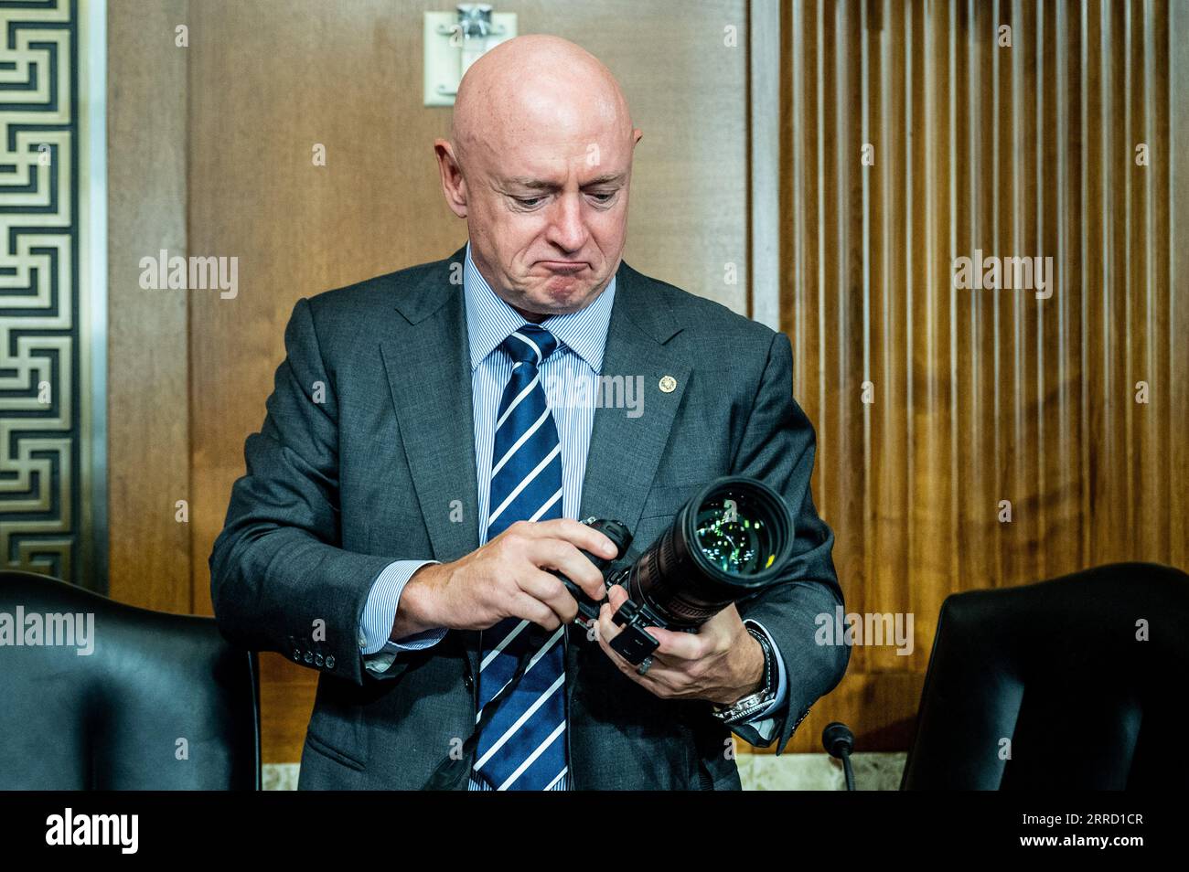 Washington, Usa. September 2023. US-Senator Mark Kelly (D-AZ) untersucht die Mitarbeiter des Senats auf der spiegellosen Nikon-Kamera bei der Anhörung des Energie- und Rohstoffausschusses des Senats im US-Kapitol. Quelle: SOPA Images Limited/Alamy Live News Stockfoto