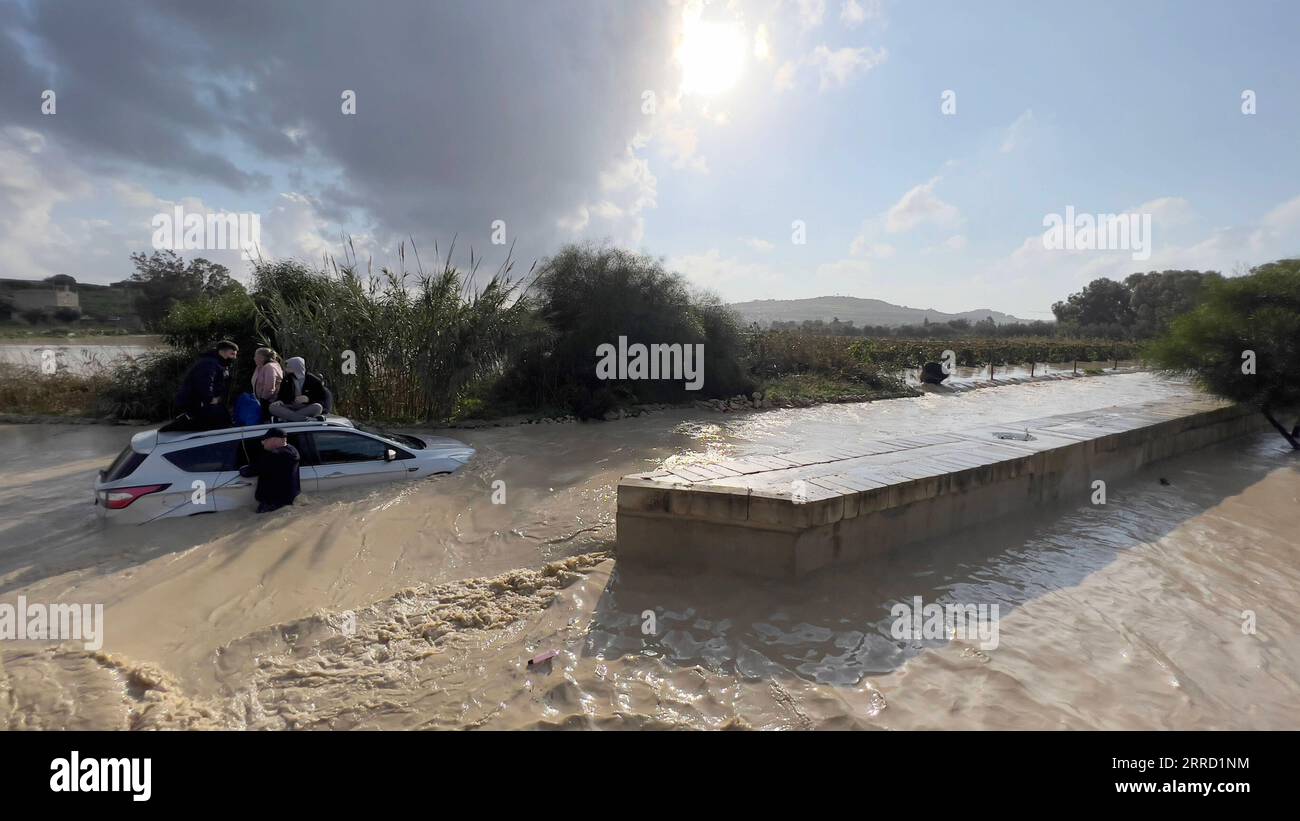 211126 -- SALINA, 26. November 2021 -- Menschen in einem Auto gefangen warten auf Rettungskräfte, als die Überschwemmung Salina, Malta, 25. November 2021 trifft. Foto von /Xinhua MALTA-SALINA-FLUTLICHT JonathanxBorg PUBLICATIONxNOTxINxCHN Stockfoto