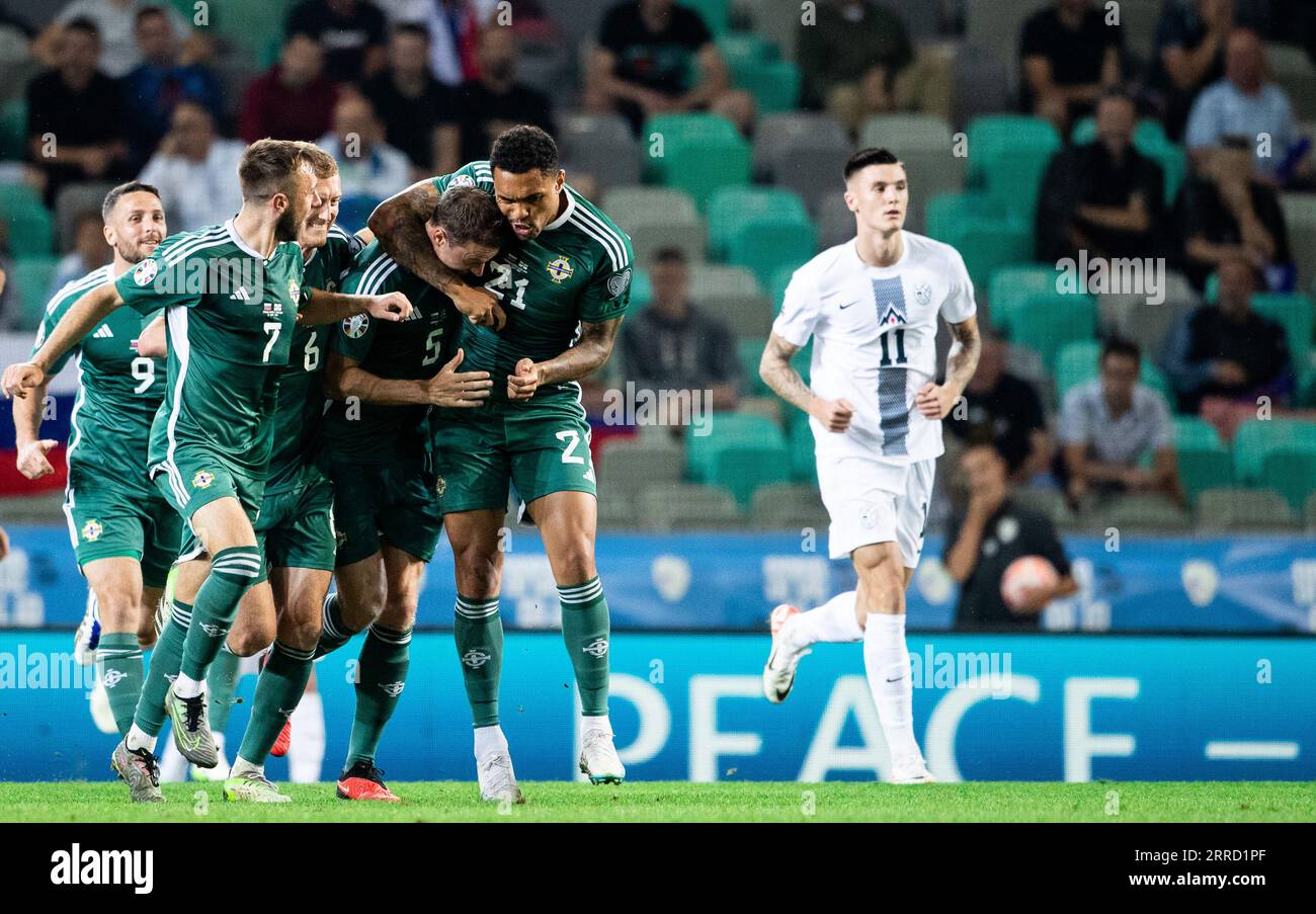 Jonny Evans aus Nordirland feiert das zweite Tor ihrer Mannschaft im UEFA Euro 2024 Qualifying-Spiel der Gruppe H im Stozice-Stadion in Ljubljana. Bilddatum: Donnerstag, 7. September 2023. Stockfoto