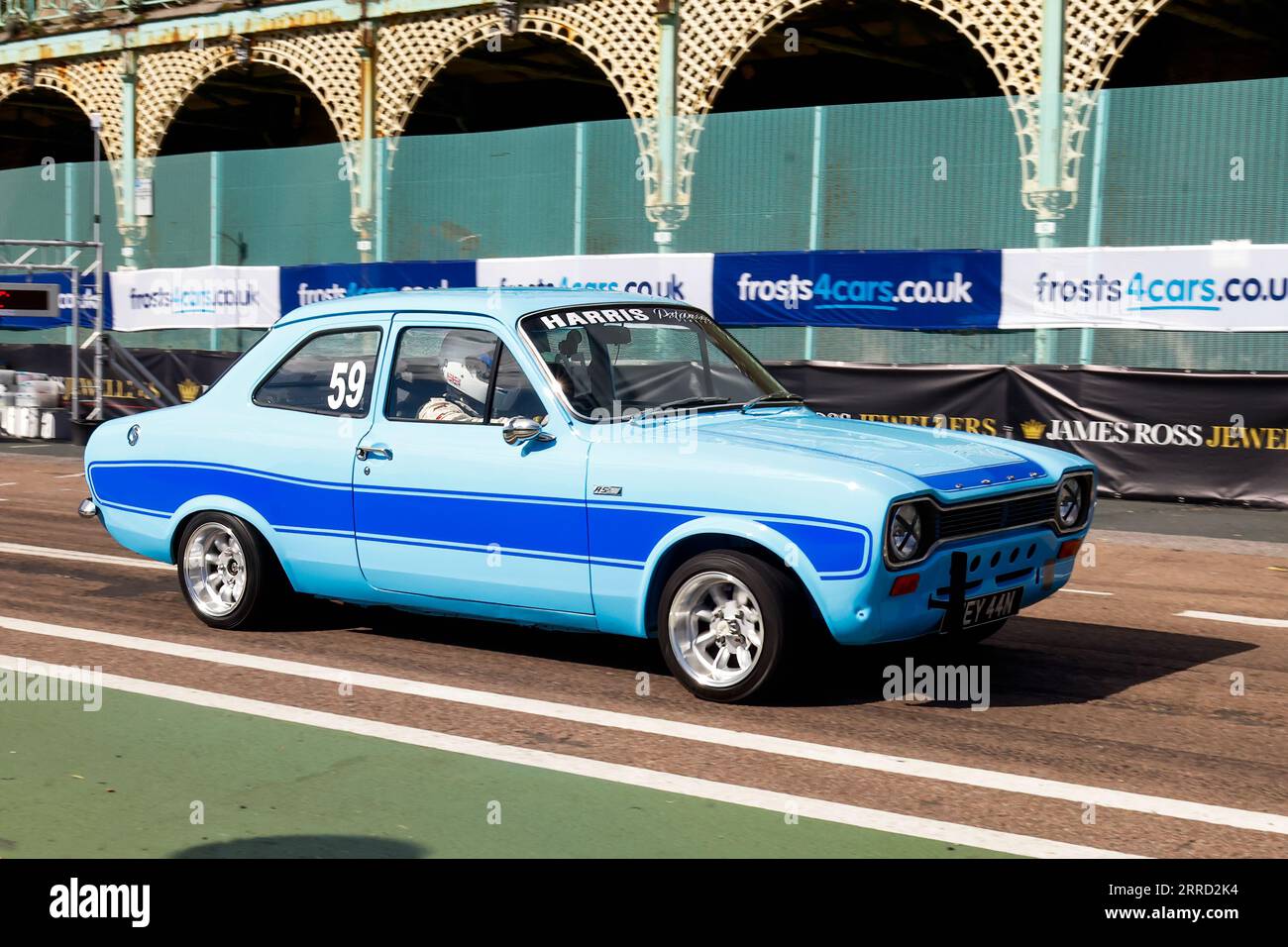 Madeira Drive, Brighton, City of Brighton & Hove, East Sussex UK. Die Frosts Brighton Speed Trials sind ein aufregender, actiongeladener Tag für Zuschauer und Teilnehmer. Mehr als hundert Autos stehen zur Verfügung, um eine Zeitfahrt auf dem Madeira Drive zu machen. Zahlreiche Kategorien, darunter Straßenfahrzeuge und Rennwagen, wetteifern um den schnellsten Sieg in ihrer Klasse auf einer Viertelmeile geradeaus. Dieses Bild zeigt James Brasilier, der einen Ford Escort MK1.2. September 2023 fährt Stockfoto
