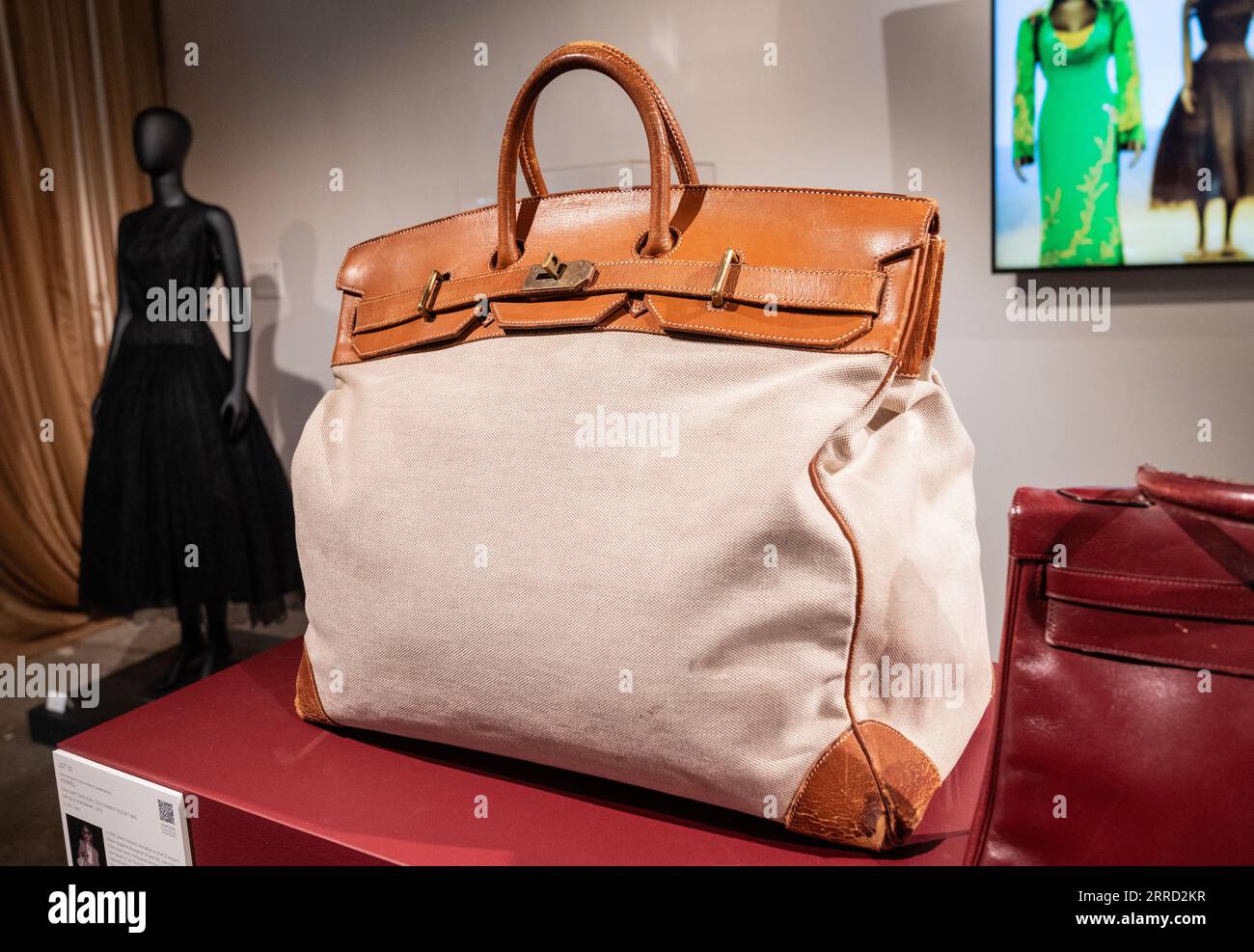 Chai Swift and Ecru Toile Market Bucket Bag von Hermes aus der Lauren Bacall-Sammlung, gesehen bei einem Pressebesuch in Sotheby's Auktionshaus in New York am 7. September 2023 Stockfoto