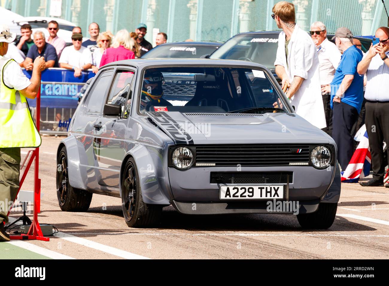 Madeira Drive, Brighton, City of Brighton & Hove, East Sussex UK. Die Frosts Brighton Speed Trials sind ein aufregender, actiongeladener Tag für Zuschauer und Teilnehmer. Mehr als hundert Autos stehen zur Verfügung, um eine Zeitfahrt auf dem Madeira Drive zu machen. Zahlreiche Kategorien, darunter Straßenfahrzeuge und Rennwagen, wetteifern um den schnellsten Sieg in ihrer Klasse auf einer Viertelmeile geradeaus. Dieses Bild zeigt Piers Skinner, der einen VW Golf MK1 fährt. Dieses Bild zeigt Piers Skinner, der einen VW Golf MK1 fährt. September 2023 Stockfoto