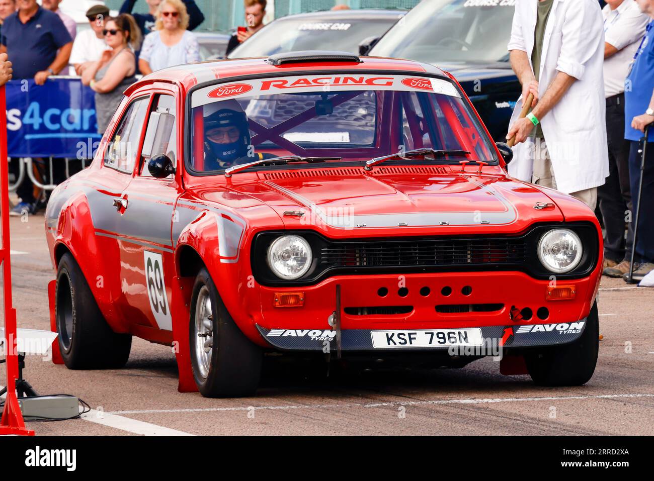 Madeira Drive, Brighton, City of Brighton & Hove, East Sussex UK. Die Frosts Brighton Speed Trials sind ein aufregender, actiongeladener Tag für Zuschauer und Teilnehmer. Mehr als hundert Autos stehen zur Verfügung, um eine Zeitfahrt auf dem Madeira Drive zu machen. Zahlreiche Kategorien, darunter Straßenfahrzeuge und Rennwagen, wetteifern um den schnellsten Sieg in ihrer Klasse auf einer Viertelmeile geradeaus. Dieses Bild zeigt Scott Reed, der einen Ford RS2000 Mk1.2. September 2023 fährt Stockfoto