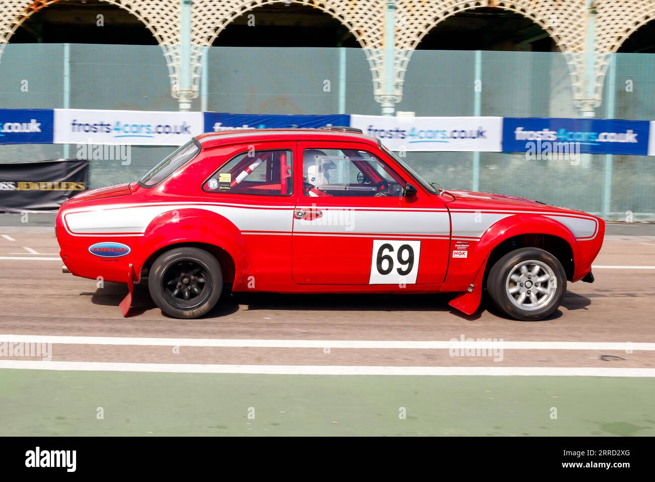 Madeira Drive, Brighton, City of Brighton & Hove, East Sussex UK. Die Frosts Brighton Speed Trials sind ein aufregender, actiongeladener Tag für Zuschauer und Teilnehmer. Mehr als hundert Autos stehen zur Verfügung, um eine Zeitfahrt auf dem Madeira Drive zu machen. Zahlreiche Kategorien, darunter Straßenfahrzeuge und Rennwagen, wetteifern um den schnellsten Sieg in ihrer Klasse auf einer Viertelmeile geradeaus. Dieses Bild zeigt Scott Reed, der einen Ford RS2000 Mk1.2. September 2023 fährt Stockfoto
