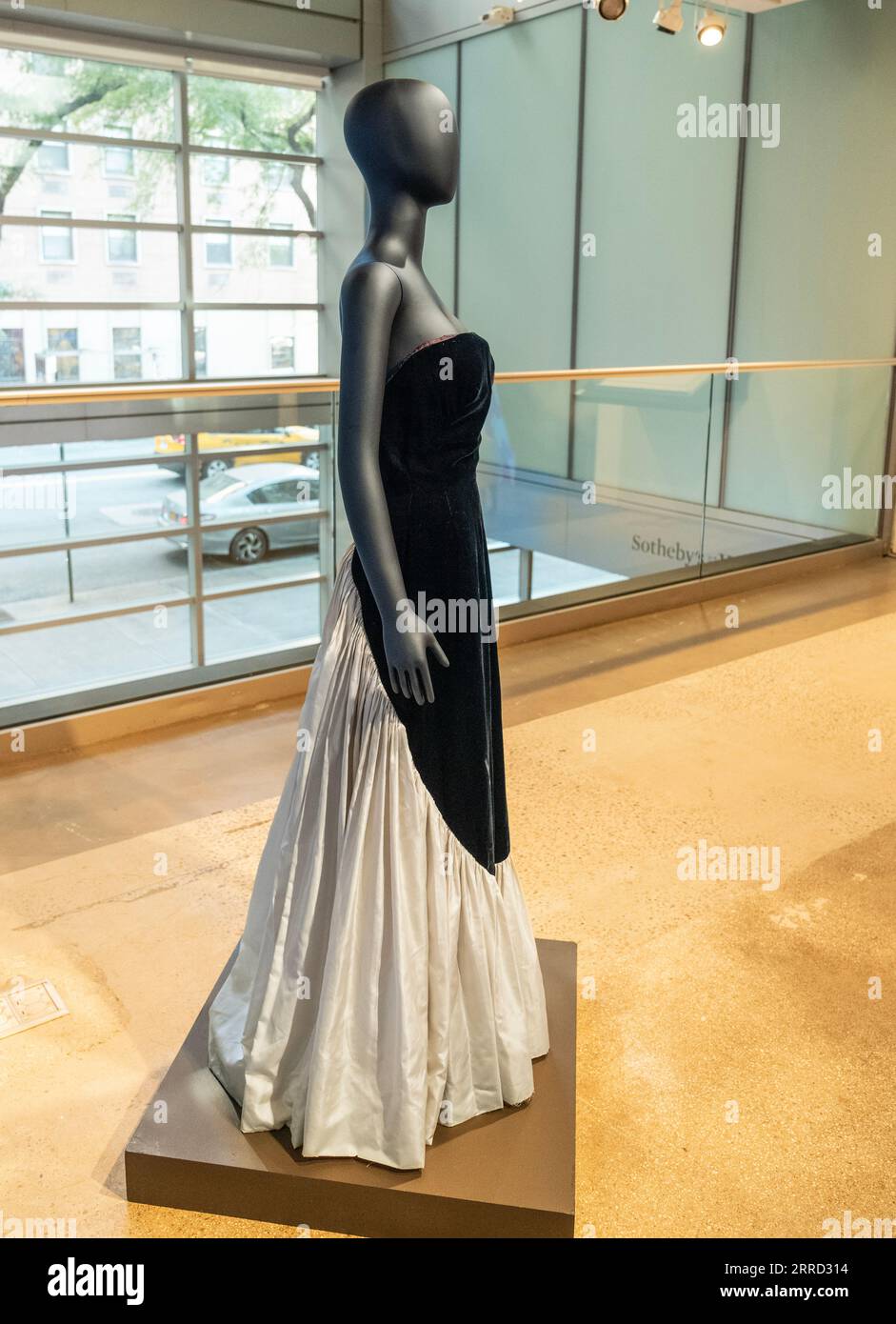 Murray Arbeid Evening Gown, getragen bei Prince Edward’s 21st Birthday Party von der verstorbenen britischen Prinzessin Diana, gesehen während einer Pressekonferenz in Sotheby's Auktionshaus in New York am 7. September 2023 Stockfoto