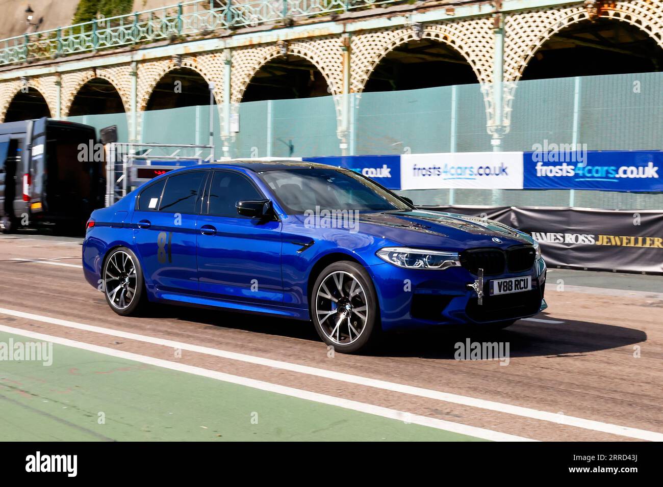 Madeira Drive, Brighton, City of Brighton & Hove, East Sussex UK. Die Frosts Brighton Speed Trials sind ein aufregender, actiongeladener Tag für Zuschauer und Teilnehmer. Mehr als hundert Autos stehen zur Verfügung, um eine Zeitfahrt auf dem Madeira Drive zu machen. Zahlreiche Kategorien, darunter Straßenfahrzeuge und Rennwagen, wetteifern um den schnellsten Sieg in ihrer Klasse auf einer Viertelmeile geradeaus. Dieses Bild zeigt Rhys Mendelson, der einen BMW M5-Wettbewerb fährt. September 2023 Stockfoto