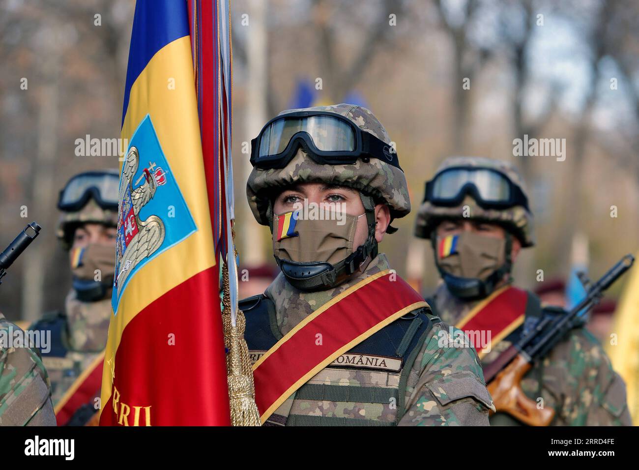211201 -- BUKAREST, 1. Dezember 2021 -- Soldaten nehmen an der Militärparade des Nationalfeiertags am Triumphbogen in Bukarest, Rumänien, 1. Dezember 2021 Teil. Foto von /Xinhua RUMÄNIEN-BUKAREST-NATIONALFEIERTAG CristianxCristel PUBLICATIONxNOTxINxCHN Stockfoto