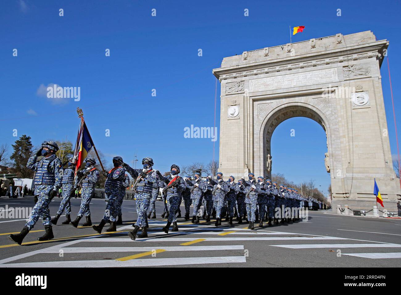 211201 -- BUKAREST, 1. Dezember 2021 -- Soldaten nehmen an der Militärparade des Nationalfeiertags am Triumphbogen in Bukarest, Rumänien, 1. Dezember 2021 Teil. Foto von /Xinhua RUMÄNIEN-BUKAREST-NATIONALFEIERTAG CristianxCristel PUBLICATIONxNOTxINxCHN Stockfoto