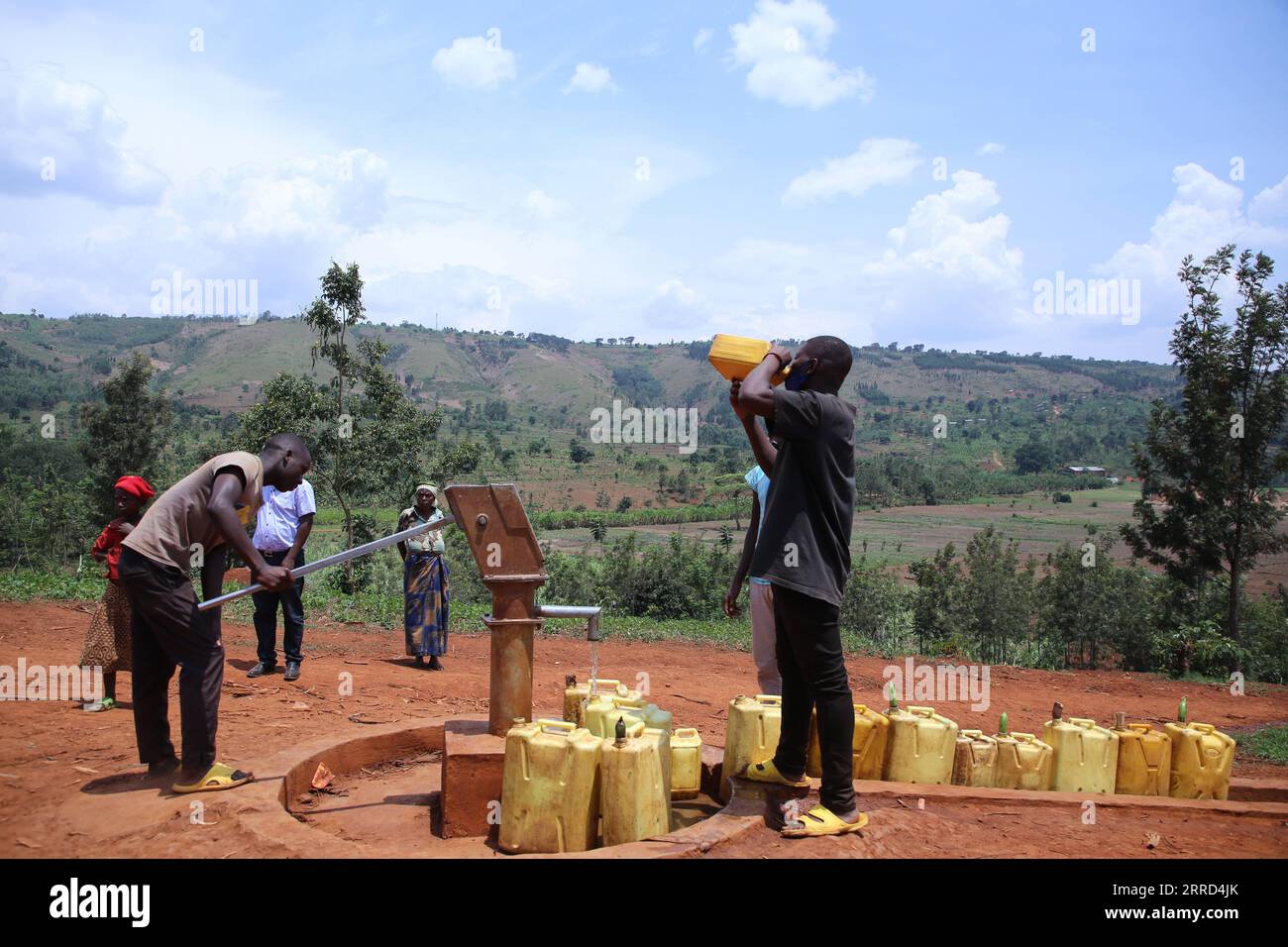 211202 -- ÖSTLICHE PROVINZ, 2. Dezember 2021 -- Dorfbewohner holen Wasser an einem Bohrloch in Amabumba, Bezirk Ngoma im östlichen Ruanda, 14. Oktober 2021. China-finanzierte Bohrlöcher-Bohrprojekte bieten wasserarmen Gemeinden in Afrika eine Lebensader, wo der einfache Zugang zu sauberem und sicherem Trinkwasser für einige Bevölkerungen auf dem Kontinent eine Herausforderung darstellt. ZU DIESEM Feature: China-geförderte Wasserprojekte bringen Freude an Gemeinden in Afrika-CHINA-GEFÖRDERTE WASSERPROJEKTE JixLi PUBLICATIONxNOTxINxCHN Stockfoto