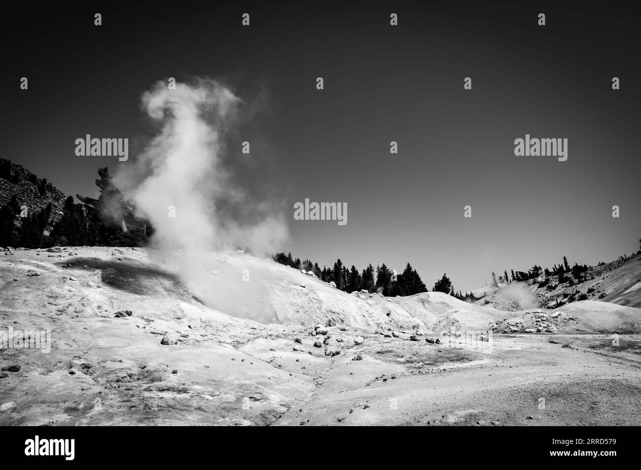 Dampfwolke steigt aus einem offenen Pool im hydrothermalen Bumpass Hell-Gebiet im Lassen Volcanic National Park, Kalifornien, USA Stockfoto