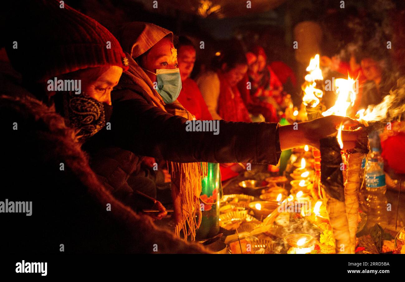 211203 -- KATHMANDU, 3. Dezember 2021 -- Devotees Licht Öl Lampen während des Bala Chaturdashi Festivals im Pashupatinath Tempel in Kathmandu, Nepal am 2. Dezember 2021, in Erinnerung an ihre verstorbenen Lieben. Foto: /Xinhua NEPAL-KATHMANDU-BALA CHATURDASHI FESTIVAL SulavxShrestha PUBLICATIONxNOTxINxCHN Stockfoto