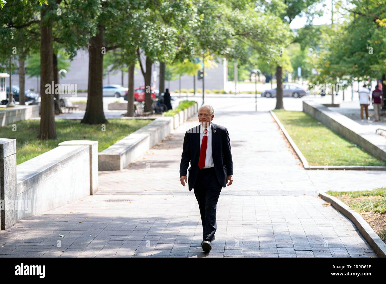 Washington, Usa. September 2023. Peter Navarro, ein Berater des ehemaligen Präsidenten Donald Trump, kommt am Donnerstag, den 7. September 2023, zum E. Barrett Prettyman United States Courthouse zurück, um das Urteil in seiner Verachtung des Strafprozesses des Kongresses in Washington, DC, zu Fällen. Navarro wurde für schuldig befunden, weil er einer Vorladung des Kongresses im Zusammenhang mit dem 6. Januar 2021 nicht nachgekommen war. Foto von Bonnie Cash/UPI Credit: UPI/Alamy Live News Stockfoto