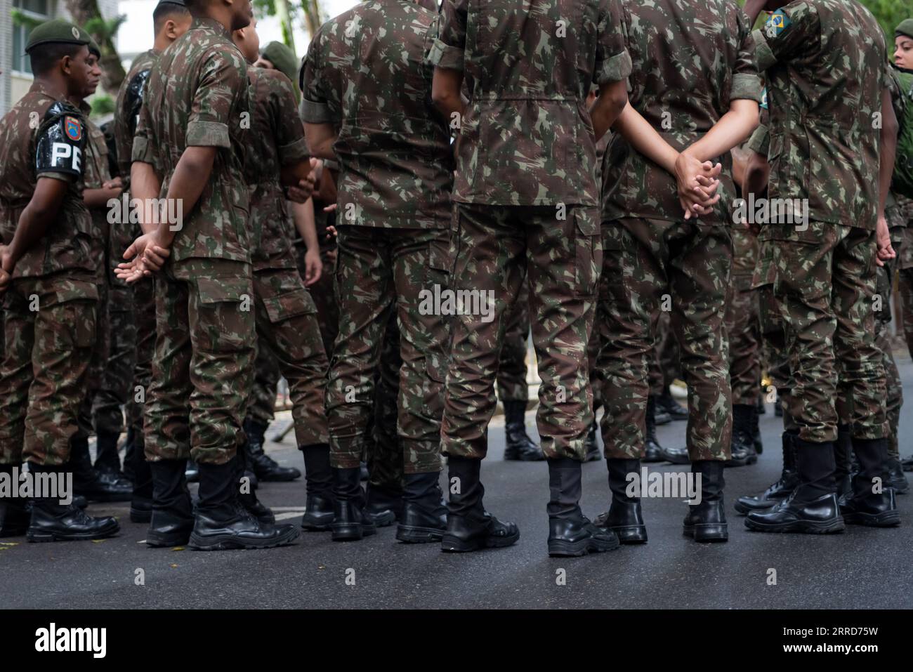 Salvador, Bahia, Brasilien - 7. September 2023: Soldaten warten auf den Beginn der brasilianischen Unabhängigkeitsparade in der Stadt Salvador, Bahia. Stockfoto