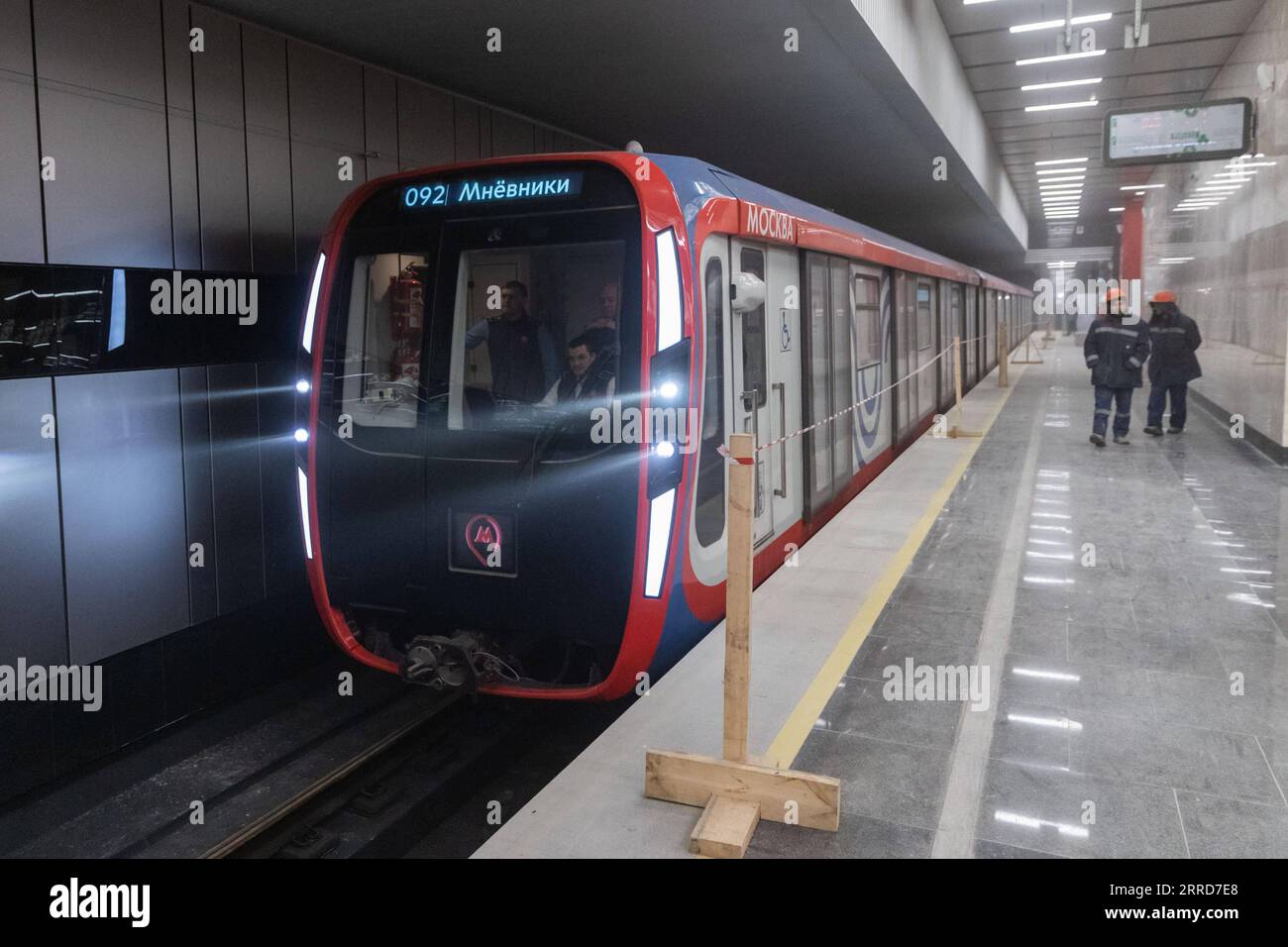 211208 -- MOSKAU, 8. Dezember 2021 -- Ein Zug fährt während seiner Probefahrt am Michurinsky Prospekt-Bahnhof in Moskau, Russland, 2. Dezember 2021. Ein neuer Abschnitt der Moskauer U-Bahn, der teilweise von China Railway Construction Corporation Limited CRCC gebaut wurde, wurde am Dienstag in Betrieb genommen. Es war das erste Mal, dass Russland ein chinesisches Unternehmen in seinen U-Bahn-Bau einführte, das auch als erstes U-Bahn-Projekt eines chinesischen Unternehmens in Europa bezeichnet wurde. RUSSLAND-MOSKAU-METRO-PROJEKT-ERÖFFNUNG BaixXueqi PUBLICATIONxNOTxINxCHN Stockfoto