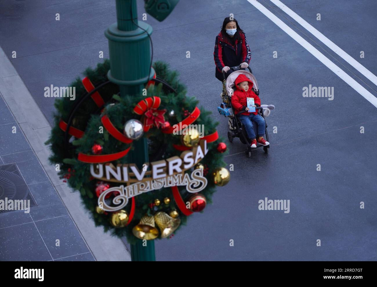 211208 -- PEKING, 8. Dezember 2021 -- Weihnachtsdekorationen sind im Universal Beijing Resort in Peking, Hauptstadt von China, 8. Dezember 2021 zu sehen. CHINA-BEIJING-UNIVERSAL BEIJING RESORT-WEIHNACHTSDEKORATION CN CHENXZHONGHAO PUBLICATIONXNOTXINXCHN Stockfoto