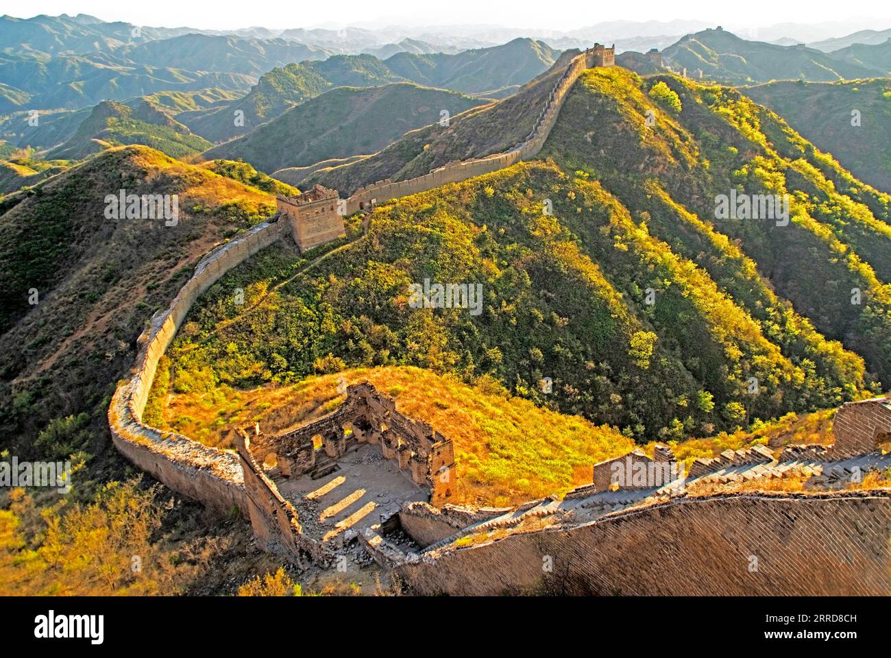 Großartiger Blick auf die Mauer vom Generalturm am Jinshanling Pass, nordöstlich von Peking, in der Provinz Hebei Stockfoto