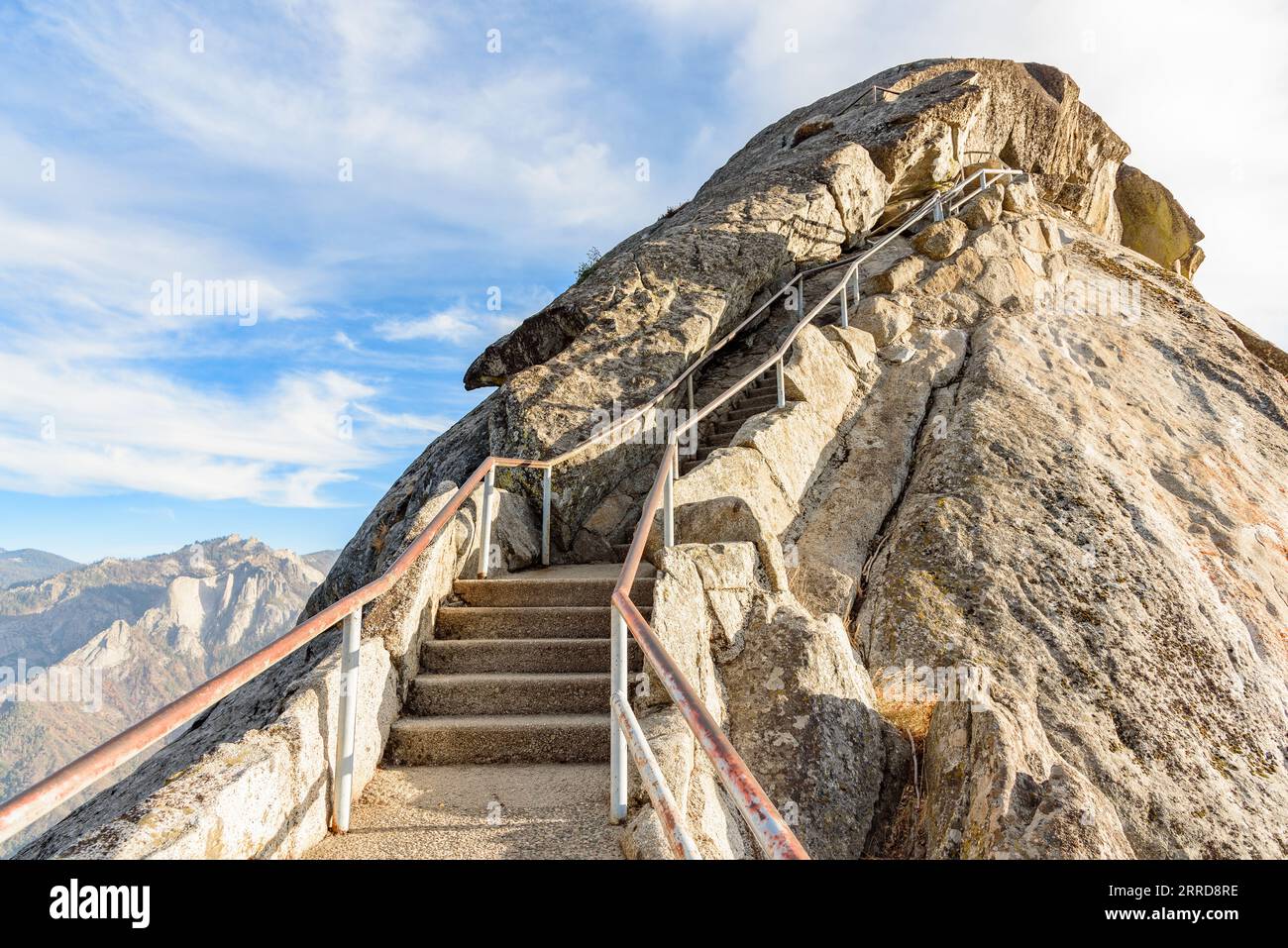 Eine Treppe führt an einem sonnigen Herbsttag auf einen felsigen Berggipfel Stockfoto