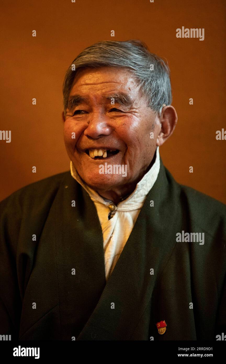 211212 -- LHASA, 12. Dezember 2021 -- das ist das Porträt von Thubten Gyaltsen, das am 11. Mai 2021 aufgenommen wurde. Thubten Gyaltsen, 81 Jahre alt, führte vor der demokratischen Reform in Tibet 1959 ein armseliges Leben. Seine Eltern verstarben wegen schwerer Arbeitsbelastung als Sklaven in seiner Kindheit. Um seinen Lebensunterhalt zu verdienen, begann Thubten im Alter von 13 Jahren für die Reichen zu arbeiten. Er erinnerte sich, dass es die tiefste Erinnerung an meine Jugend war, in Lumpen und Hunger zu sein. Thubten nahm 1959 ein ganz neues Leben auf, als die demokratische Reform eingeleitet und die feudale Leibeigenschaft in Tibet endgültig abgeschafft wurde. Die Kommunistische Partei Chinas hat uns befreit Stockfoto