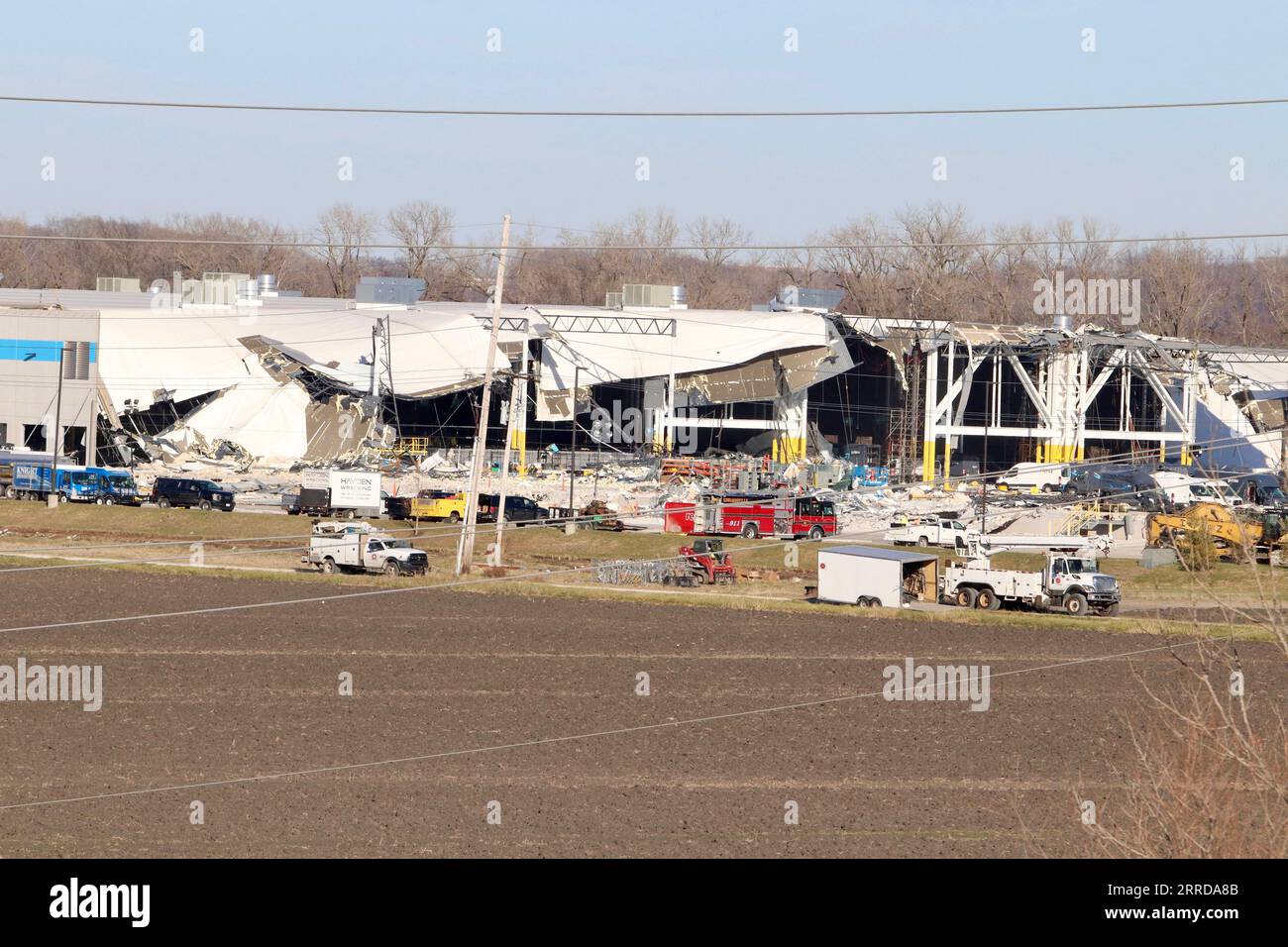 211214 -- EDWARDSVILLE, 14. Dezember 2021 -- Foto vom 13. Dezember 2021 zeigt das beschädigte Amazon Fulfillment Center in Edwardsville, Illinois, USA. Tornados fegten am späten Freitag und frühen Samstag Teile des mittleren westens und Südens der USA und verursachten schwere Verluste und Schäden. Das Distributionszentrum von Amazon in Edwardsville wurde von Tornados getroffen und stürzte ein. Foto: /Xinhua U.S.-ILLINOIS-AMAZON DISTRIBUTION CENTER-TORNADO JasonxTan PUBLICATIONxNOTxINxCHN Stockfoto