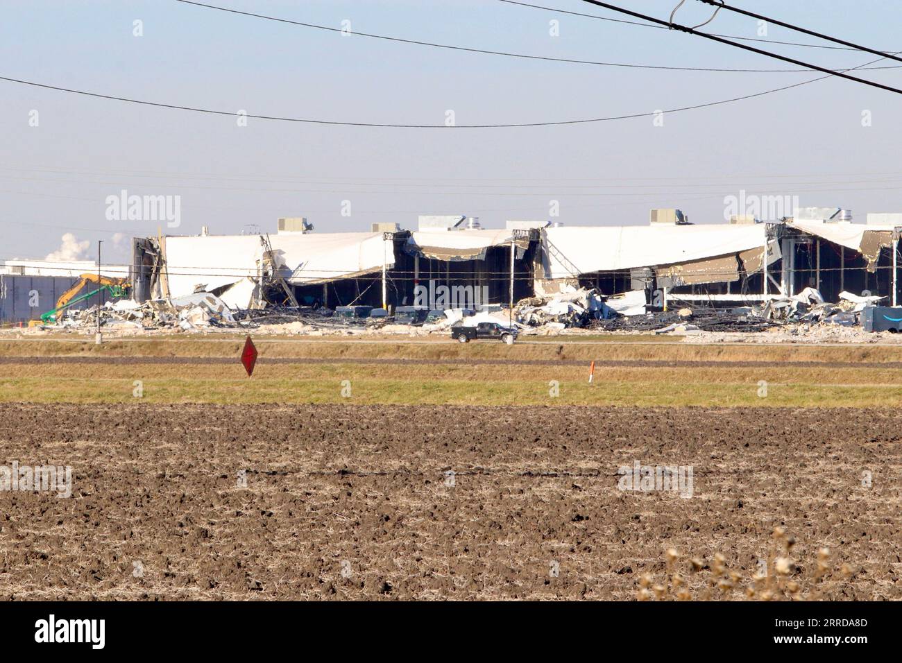 211214 -- EDWARDSVILLE, 14. Dezember 2021 -- Foto vom 13. Dezember 2021 zeigt das beschädigte Amazon Fulfillment Center in Edwardsville, Illinois, USA. Tornados fegten am späten Freitag und frühen Samstag Teile des mittleren westens und Südens der USA und verursachten schwere Verluste und Schäden. Das Distributionszentrum von Amazon in Edwardsville wurde von Tornados getroffen und stürzte ein. Foto: /Xinhua U.S.-ILLINOIS-AMAZON DISTRIBUTION CENTER-TORNADO JasonxTan PUBLICATIONxNOTxINxCHN Stockfoto