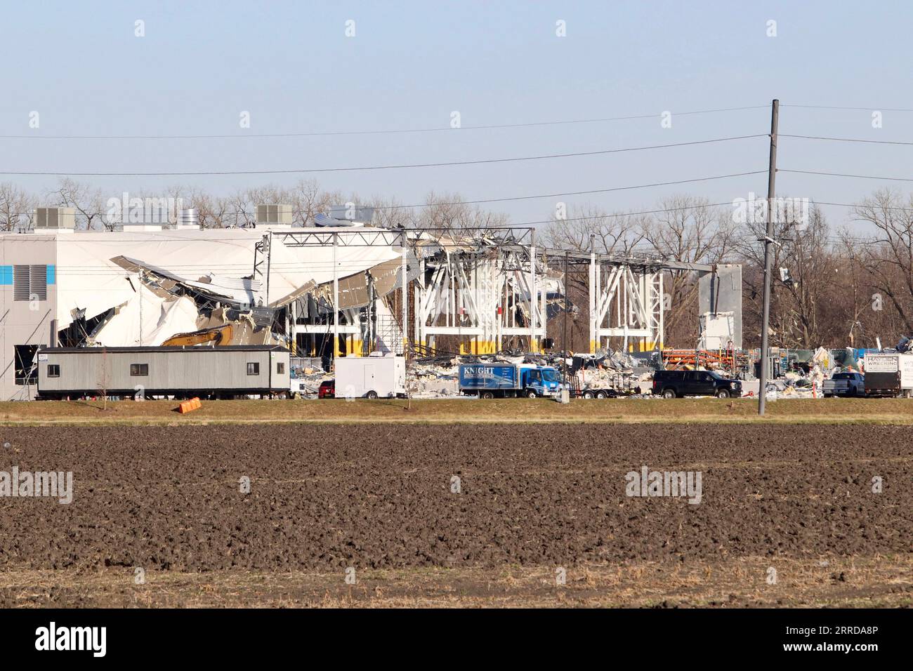 211214 -- EDWARDSVILLE, 14. Dezember 2021 -- Foto vom 13. Dezember 2021 zeigt das beschädigte Amazon Fulfillment Center in Edwardsville, Illinois, USA. Tornados fegten am späten Freitag und frühen Samstag Teile des mittleren westens und Südens der USA und verursachten schwere Verluste und Schäden. Das Distributionszentrum von Amazon in Edwardsville wurde von Tornados getroffen und stürzte ein. Foto: /Xinhua U.S.-ILLINOIS-AMAZON DISTRIBUTION CENTER-TORNADO JasonxTan PUBLICATIONxNOTxINxCHN Stockfoto