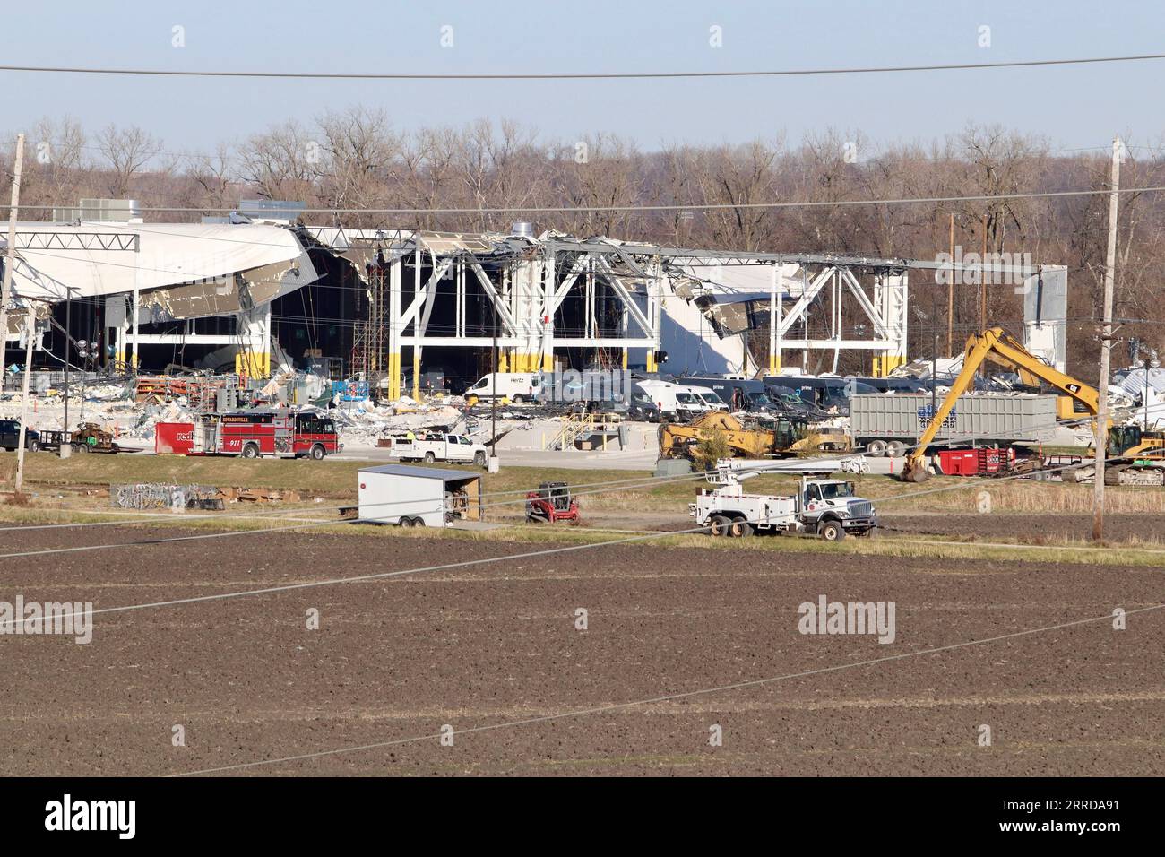 211214 -- EDWARDSVILLE, 14. Dezember 2021 -- Foto vom 13. Dezember 2021 zeigt das beschädigte Amazon Fulfillment Center in Edwardsville, Illinois, USA. Tornados fegten am späten Freitag und frühen Samstag Teile des mittleren westens und Südens der USA und verursachten schwere Verluste und Schäden. Das Distributionszentrum von Amazon in Edwardsville wurde von Tornados getroffen und stürzte ein. Foto: /Xinhua U.S.-ILLINOIS-AMAZON DISTRIBUTION CENTER-TORNADO JasonxTan PUBLICATIONxNOTxINxCHN Stockfoto