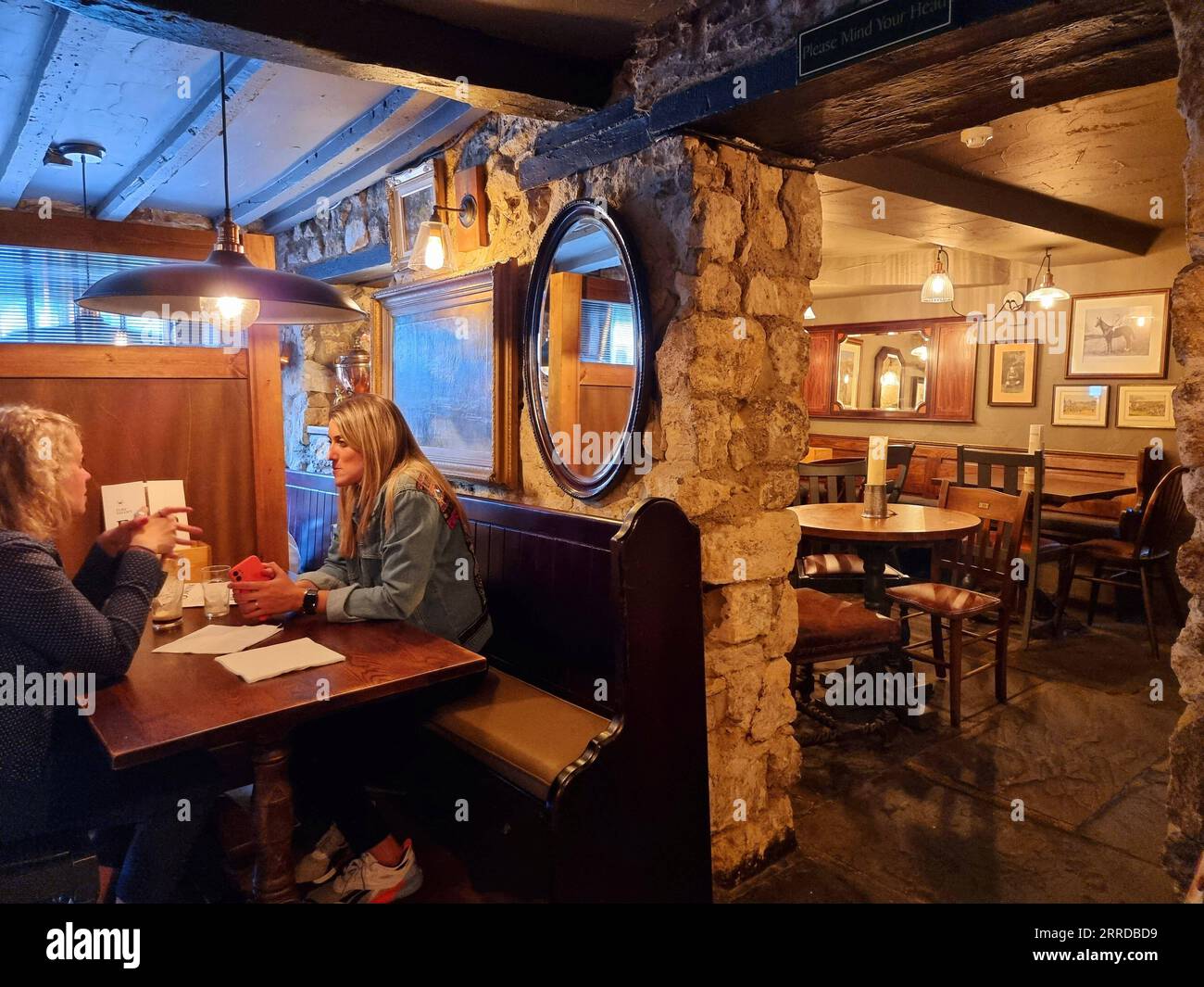 Szenen aus der Turf Tavern oder einfach dem Turf, einem historischen Pub im Zentrum von Oxford. Die Grundmauern und die Nutzung als Malzhaus und Trinkstube gehen auf das Jahr 1381 zurück. Der Pub wird hauptsächlich von Studenten besucht. Es befindet sich am Ende einer schmalen, gewundenen Gasse, der St. Helens Passage, die ursprünglich Höllenpassage war, zwischen Holywell Street und New College Lane, in der Nähe der Bridge of Sighs. Viele Persönlichkeiten, die in der Taverne gegessen oder getrunken haben, sind Richard Burton, Elizabeth Taylor, Tony Blair, CS Lewis, Stephen Hawking und Margaret Thatcher. Es wurde auch in der ITV-Serie Inspector Mo gezeigt Stockfoto