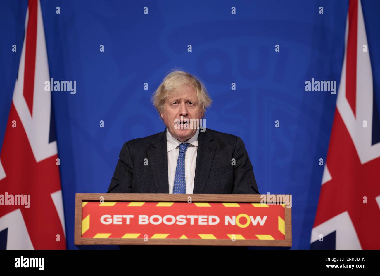 211216 -- LONDON, 16. Dezember 2021 -- der britische Premierminister Boris Johnson spricht auf einer COVID-19-Pressekonferenz im Downing Street Media Briefing Room in London, Großbritannien, 15. Dezember 2021. Großbritannien meldete 78.610 neue Coronavirus-Fälle, die höchste tägliche Zahl seit Beginn der Pandemie, womit die Gesamtzahl der Coronavirus-Fälle im Land auf 11.010.286, laut offiziellen Zahlen, die am Mittwoch veröffentlicht wurden, gestiegen ist. /Handout über Xinhua BRITAIN-LONDON-COVID-19 SimonxDawson/Nr.x10xDowningxStreet PUBLICATIONxNOTxINxCHN Stockfoto