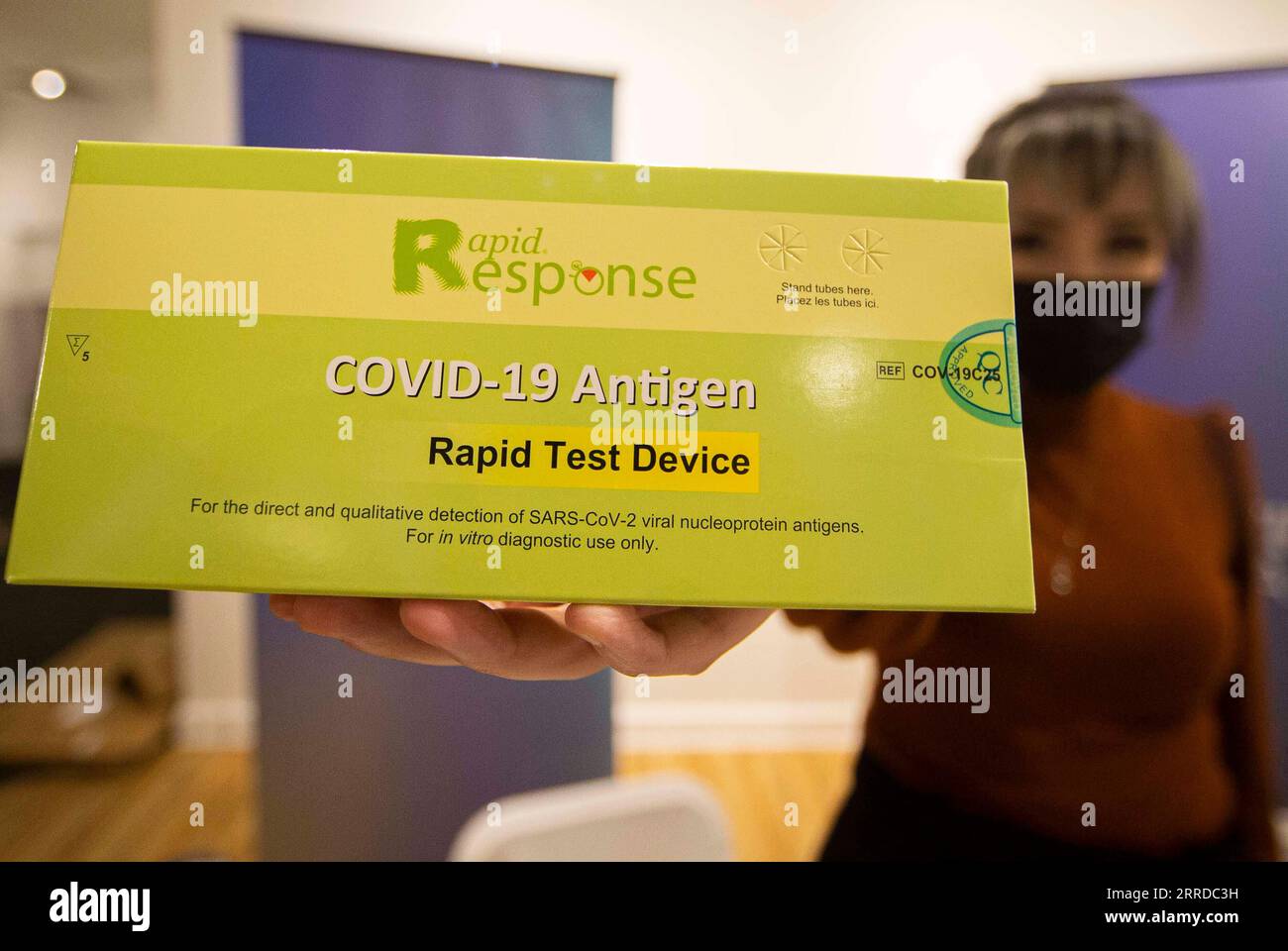 211216 TORONTO, 16. Dezember 2021 Ein Mitarbeiter zeigt am 16