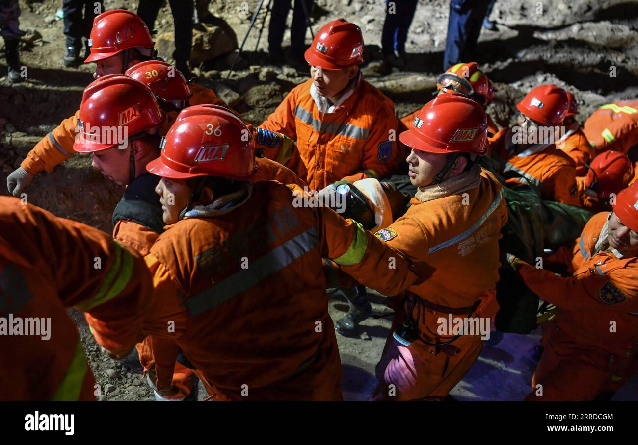 211217 -- XIAOYI, 17. Dezember 2021 -- Rettungskräfte bringen den letzten eingeschlossenen Bergmann auf dem Gelände einer überfluteten Kohlemine im Dorf Duxigou, Stadt Xiaoyi, Provinz Shanxi in Nordchina, 17. Dezember 2021. Alle 20 Bergleute, die in einer überfluteten Kohlemine für mehr als 30 Stunden in der nordchinesischen Provinz Shanxi gefangen waren, wurden am Freitag gegen 17:56 Uhr sicher aus dem Schacht evakuiert und zur Behandlung in Krankenhäuser geschickt, sagte das lokale Rettungszentrum. CHINA-SHANXI-XIAOYI-ÜBERFLUTETE KOHLEBERGWERKSRETTUNG CN CAOXYANG PUBLICATIONXNOTXINXCHN Stockfoto