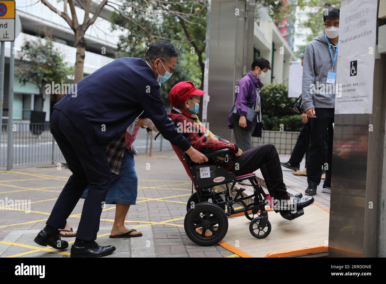 211219 -- HONGKONG, 19. Dezember 2021 -- Wähler betreten eine Wahlstation, um in Wan Chai in Hongkong, Südchina, am 19. Dezember 2021 zu wählen. Die Wahl zum Legislativrat LegCo der Sonderverwaltungsregion Hongkong (HKSAR) für die siebte Amtszeit begann am Sonntagmorgen, der ersten seit der Verbesserung des Wahlsystems für die HKSAR. Mehr als 600 Wahllokale eröffneten um 8:30 Uhr Ortszeit (0030 GMT) in ganz Hongkong, wo etwa 4,5 Millionen Wahlberechtigte ihre Stimme abgeben konnten. CHINA-HONGKONG-7. WAHLPERIODE LEGCO CN WUXXIAOCHU PUBLICATIONXNOTXINXCHN Stockfoto