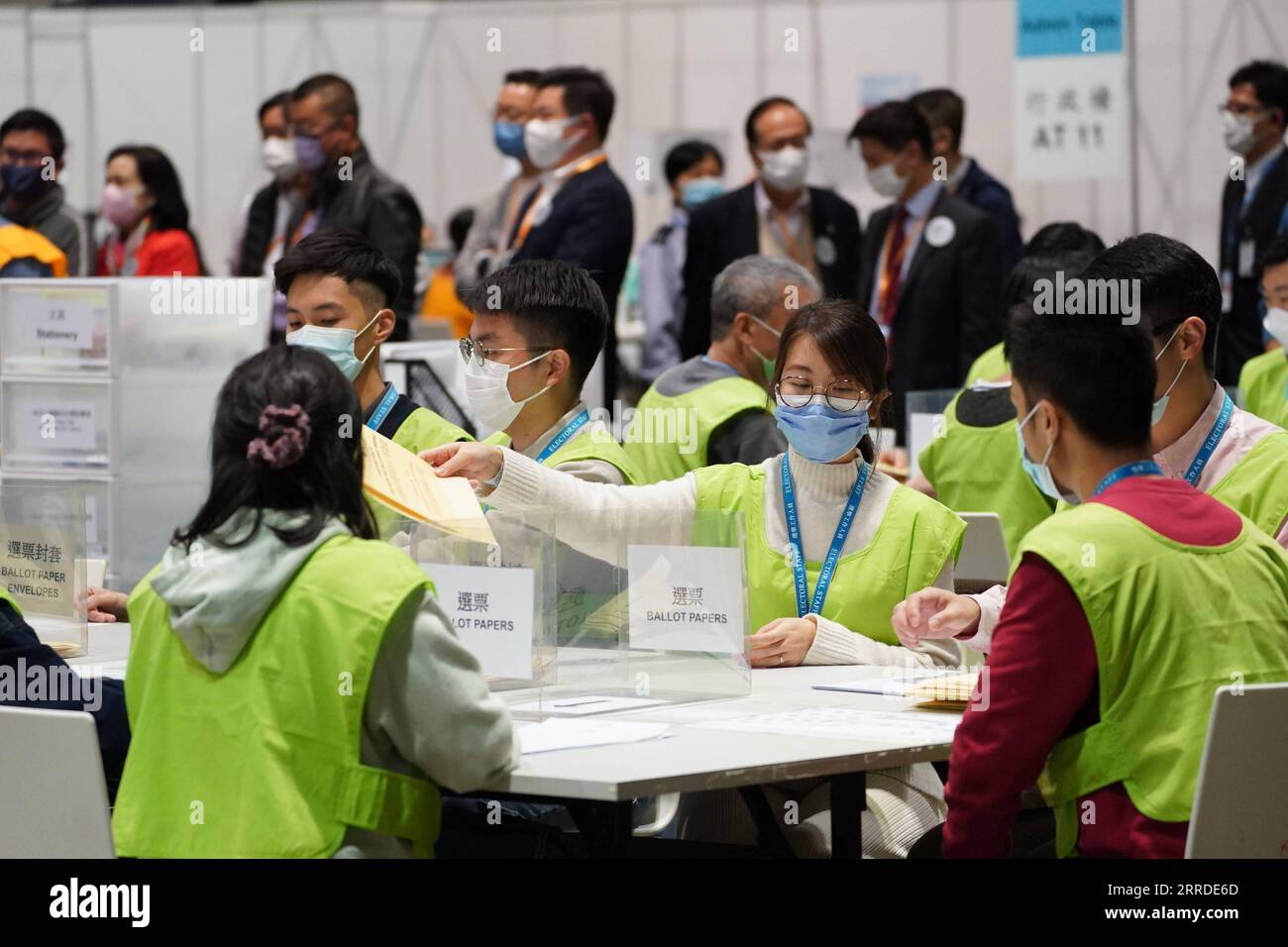 211220 -- HONG KONG, 20. Dezember 2021 -- Mitarbeiter zählen Stimmzettel für die Wahl zum Legislativrat LegCo der Sonderverwaltungsregion Hongkong HKSAR in Hongkong, Südchina, 19. Dezember 2021. Die Umfragen wurden am späten Sonntag bei den Wahlen zum LegCo des Legislativrats der Sonderverwaltungsregion Hongkong (HKSAR), der ersten seit der Verbesserung des Wahlsystems der HKSAR, eingestellt. CHINA-HONGKONG-LEGCO WAHLEN CN LUIXSIUXWAI PUBLICATIONXNOTXINXCHN Stockfoto