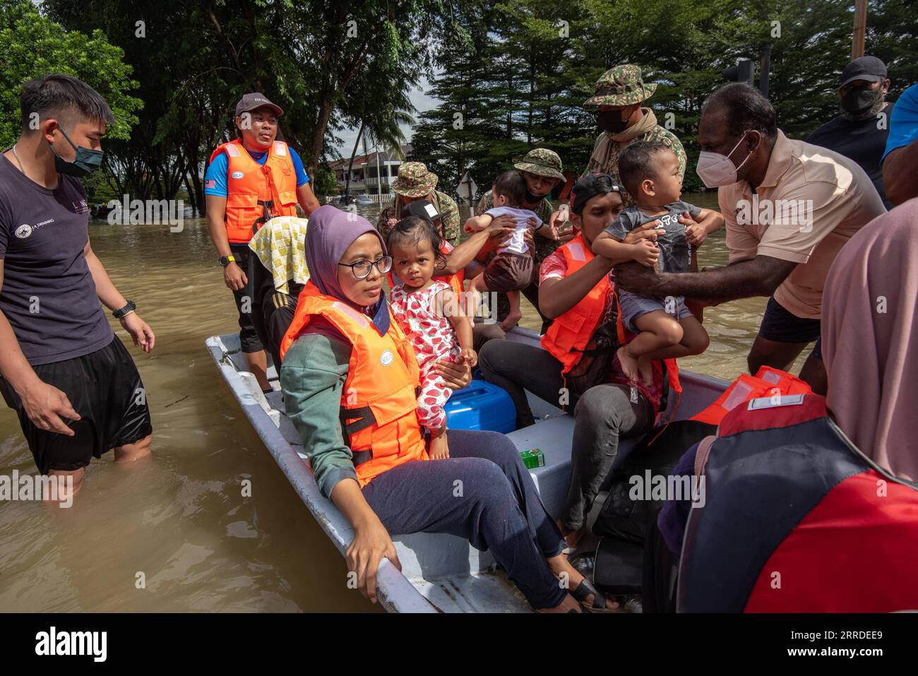 211220 -- SELANGOR, 20. Dezember 2021 -- Rettungskräfte evakuieren Flutopfer in Shah Alam, Selangor, Malaysia, 20. Dezember 2021. Acht Menschen wurden laut Behörden im Bundesstaat Selangor am Montag aufgrund von schweren Überschwemmungen in Malaysia als tot gemeldet. Foto von /Xinhua MALAYSIA-SELANGOR-FLOOD ChongxVoonxChung PUBLICATIONxNOTxINxCHN Stockfoto