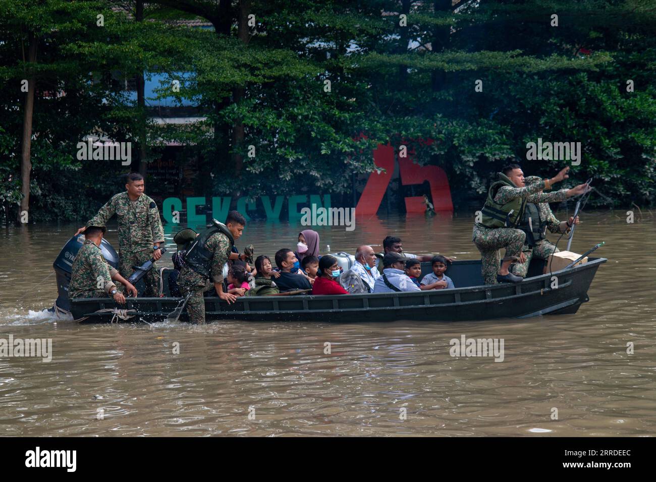 211220 -- SELANGOR, 20. Dezember 2021 -- Rettungskräfte evakuieren Flutopfer in Shah Alam, Selangor, Malaysia, 20. Dezember 2021. Acht Menschen wurden laut Behörden im Bundesstaat Selangor am Montag aufgrund von schweren Überschwemmungen in Malaysia als tot gemeldet. Foto von /Xinhua MALAYSIA-SELANGOR-FLOOD ChongxVoonxChung PUBLICATIONxNOTxINxCHN Stockfoto