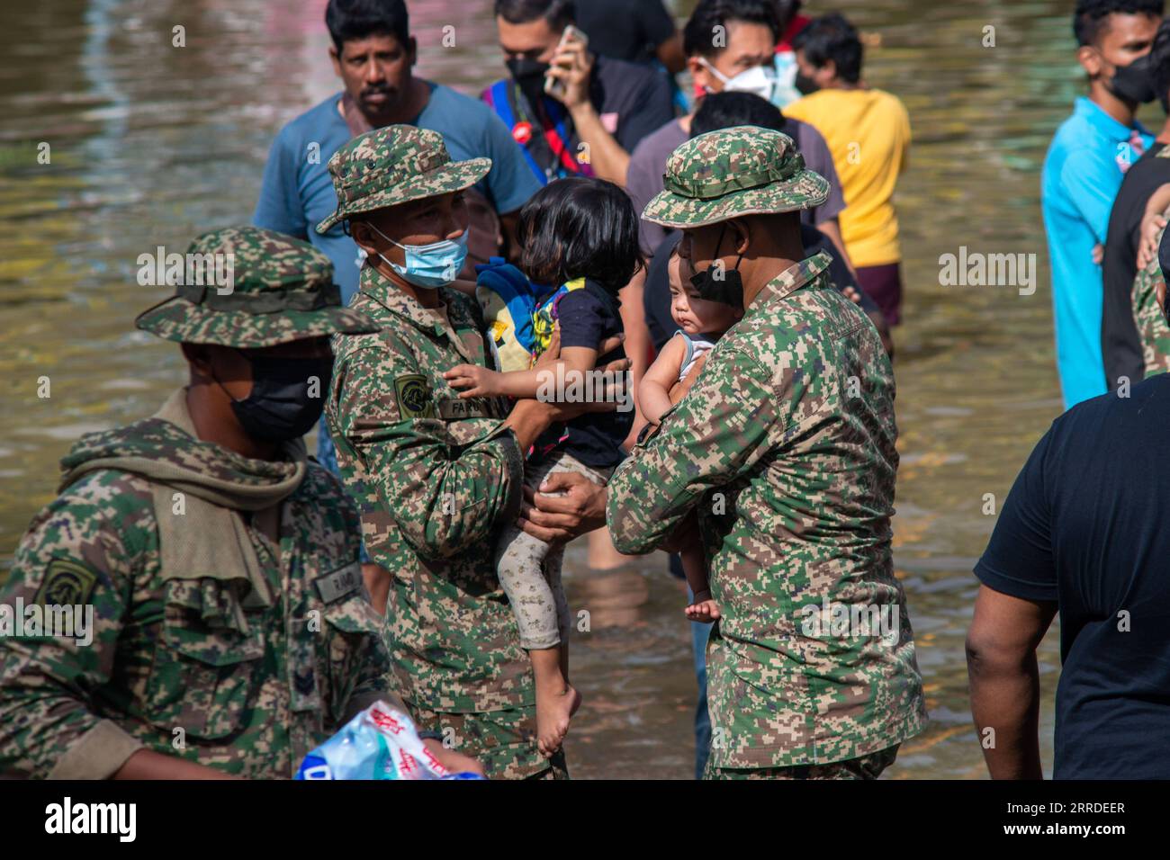 211220 -- SELANGOR, 20. Dezember 2021 -- Rettungskräfte evakuieren Flutopfer in Shah Alam, Selangor, Malaysia, 20. Dezember 2021. Acht Menschen wurden laut Behörden im Bundesstaat Selangor am Montag aufgrund von schweren Überschwemmungen in Malaysia als tot gemeldet. Foto von /Xinhua MALAYSIA-SELANGOR-FLOOD ChongxVoonxChung PUBLICATIONxNOTxINxCHN Stockfoto
