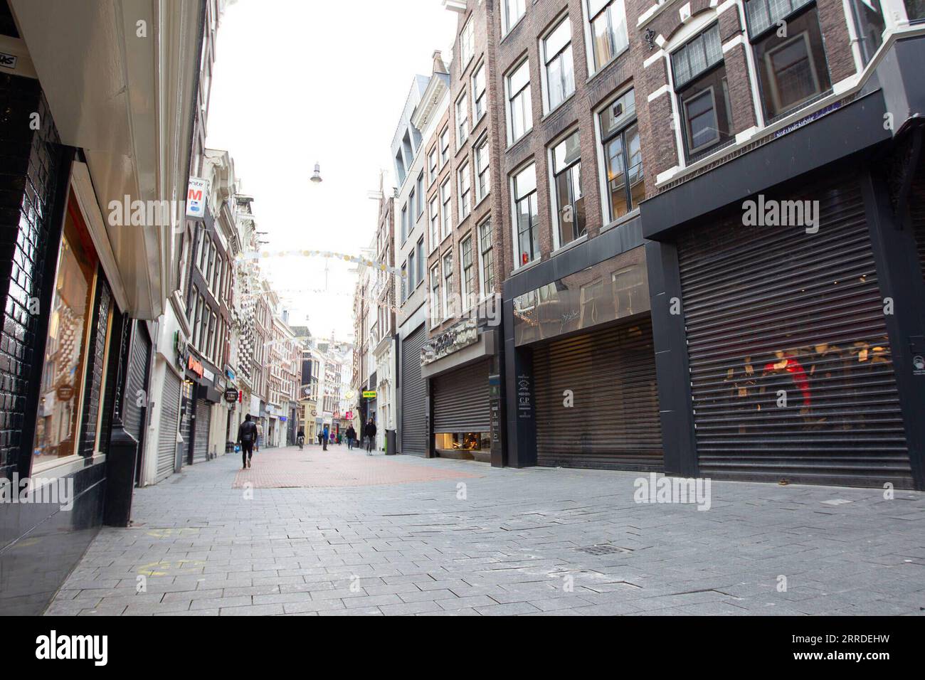 211220 -- AMSTERDAM, 20. Dezember 2021 -- Foto vom 20. Dezember 2021 zeigt eine leere Einkaufsstraße in Amsterdam, Niederlande. Die neue Sperrung in den Niederlanden trat am 19. Dezember 2021 in Kraft und wird bis zum 14. Januar 2022 in Kraft bleiben. Foto von /Xinhua NETHERLANDS-COVID-19-LOCKDOWN SylviaxLederer PUBLICATIONxNOTxINxCHN Stockfoto