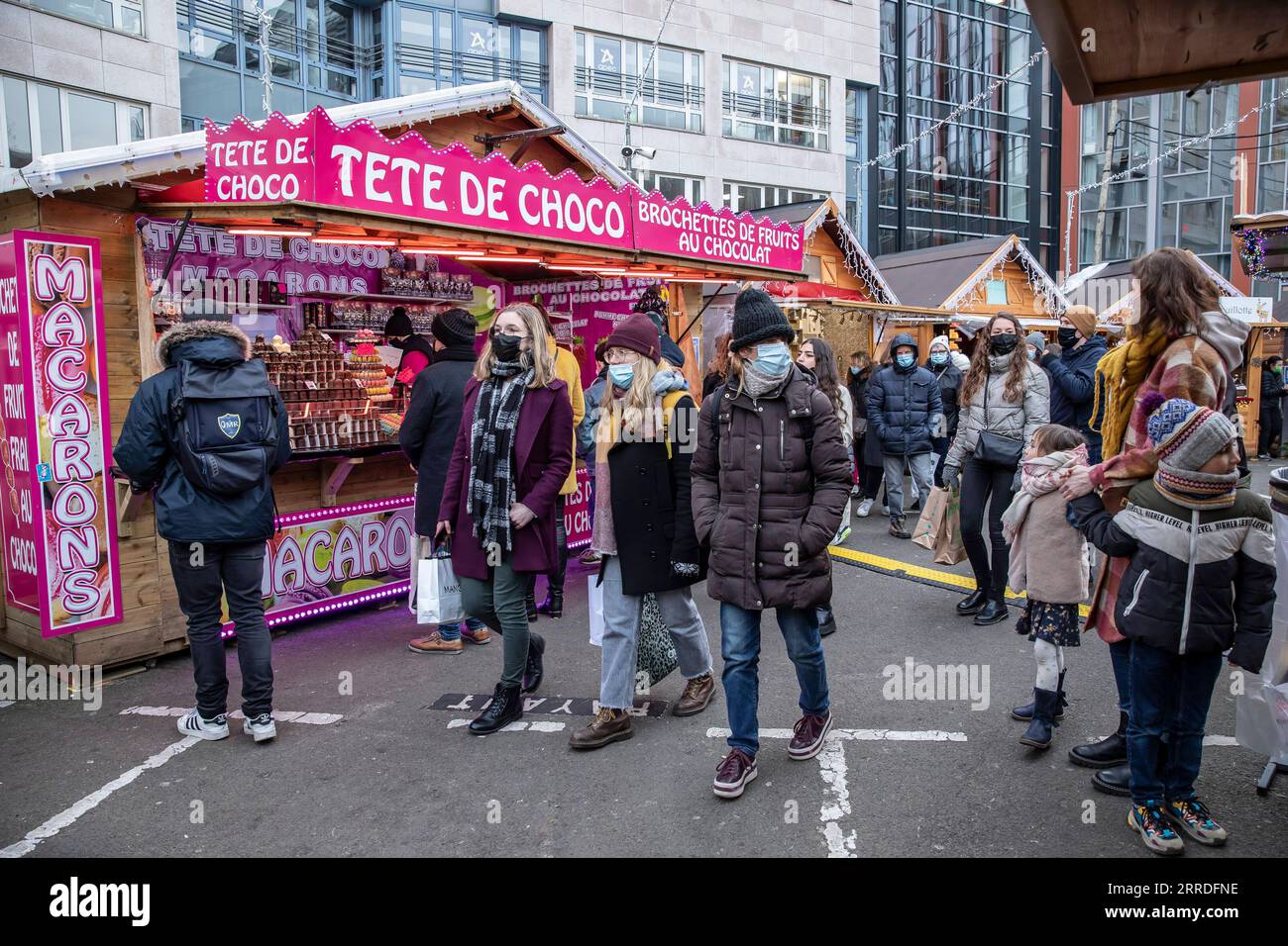 211223 -- LILLE, 23. Dezember 2021 -- Besucher besuchen den Weihnachtsmarkt in Lille, Nordfrankreich, 22. Dezember 2021. Foto von /Xinhua FRANCE-LILLE-COVID-19-DAILY LIFE SebastienxCourdji PUBLICATIONxNOTxINxCHN Stockfoto