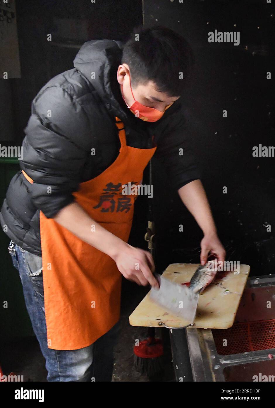 211226 -- ZHENGZHOU, 26. Dezember 2021 -- Zhang Guangbing bereitet Zutaten in seiner Gemeinschaftsküche in Zhengzhou, Hauptstadt der zentralchinesischen Provinz Henan, am 14. Dezember 2021 zu. Ein Mann in Zhengzhou, der Hauptstadt der zentralchinesischen Provinz Henan, betreibt eine gemeinsame Küche in der Nähe eines Krebskrankenhauses. Nachdem er sich in einem Krankenhaus um seinen Vater gekümmert hatte, beschloss Zhang Guangbing 2014, die Küche für die Familien der Patienten zu öffnen, um Mahlzeiten zu kochen. Ich kenne die Schwierigkeiten von Familien mit Krebspatienten, die ihre Energie, Kraft und Geld Stück für Stück in den langwierigen Prozess der medizinischen Behandlung erschöpfen, sagte Zha Stockfoto