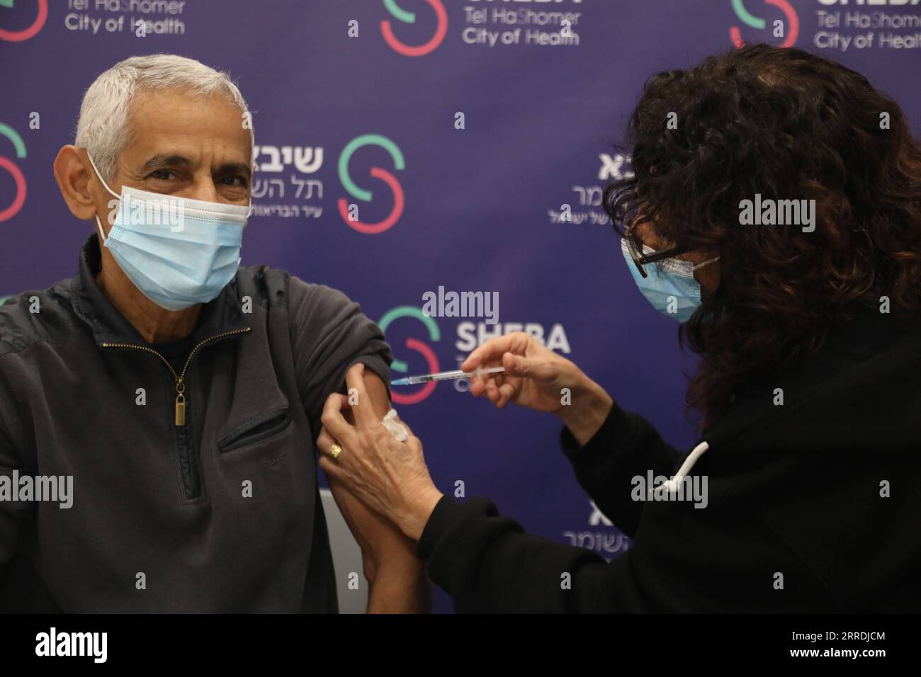 211229 -- RAMAT GAN, 29. Dezember 2021 -- ein israelischer Mann erhält am 28. Dezember 2021 die vierte Dosis COVID-19-Impfstoff im Sheba Medical Center in der zentralisraelischen Stadt Ramat Gan. Israel begann am Montag mit Studien zu einer vierten Dosis Coronavirus-Impfstoff. /JINI über Xinhua ISRAEL-RAMAT GAN-COVID-19-4. DOSIS-IMPFSTOFF-STUDIE GideonxMarkowicz PUBLICATIONxNOTxINxCHN Stockfoto