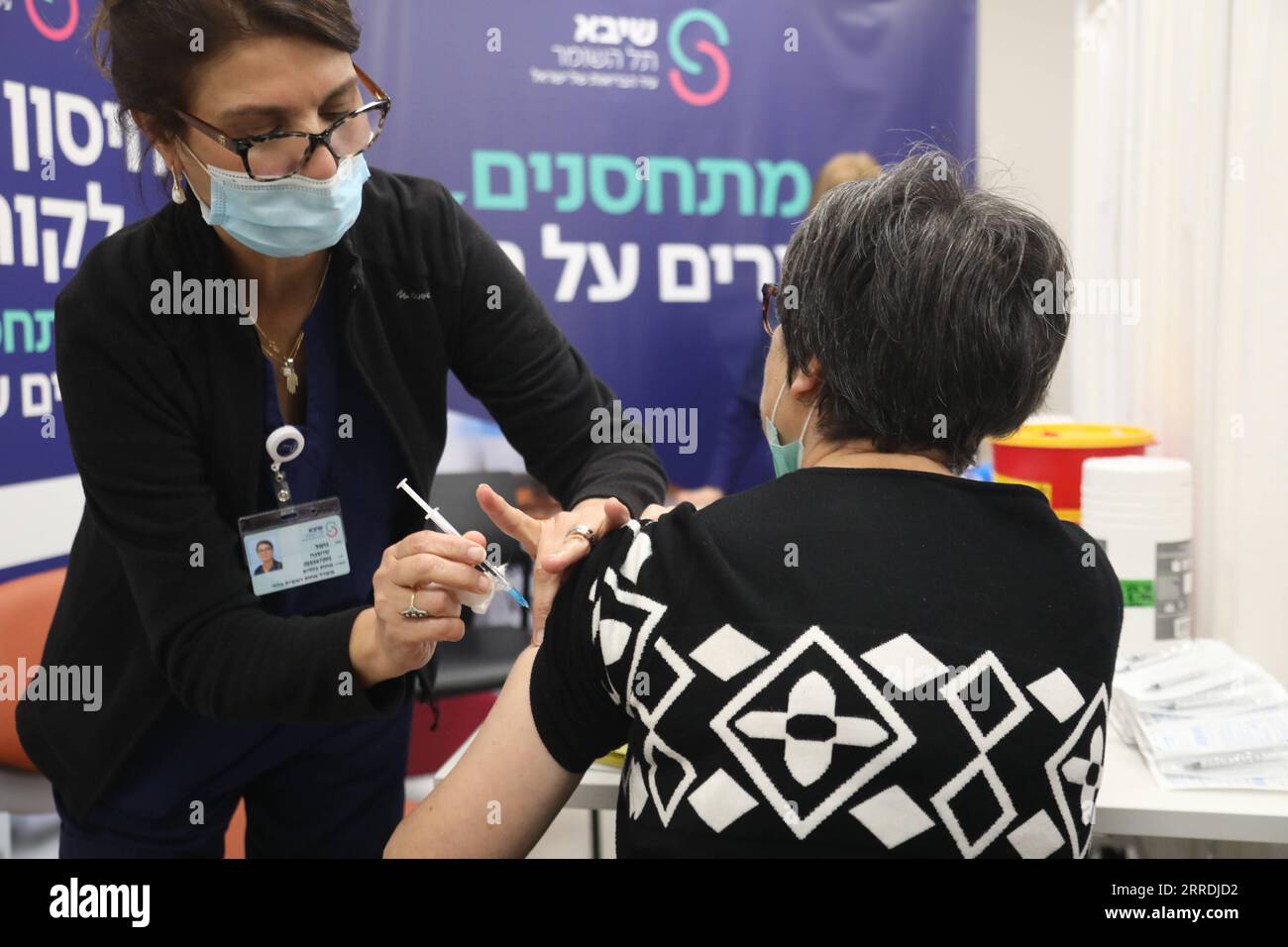 211229 -- RAMAT GAN, 29. Dezember 2021 -- eine israelische Frau erhält am 28. Dezember 2021 die vierte Dosis COVID-19-Impfstoff im Sheba Medical Center in der zentralisraelischen Stadt Ramat Gan. Israel begann am Montag mit Studien zu einer vierten Dosis Coronavirus-Impfstoff. /JINI über Xinhua ISRAEL-RAMAT GAN-COVID-19-4. DOSIS-IMPFSTOFF-STUDIE GideonxMarkowicz PUBLICATIONxNOTxINxCHN Stockfoto