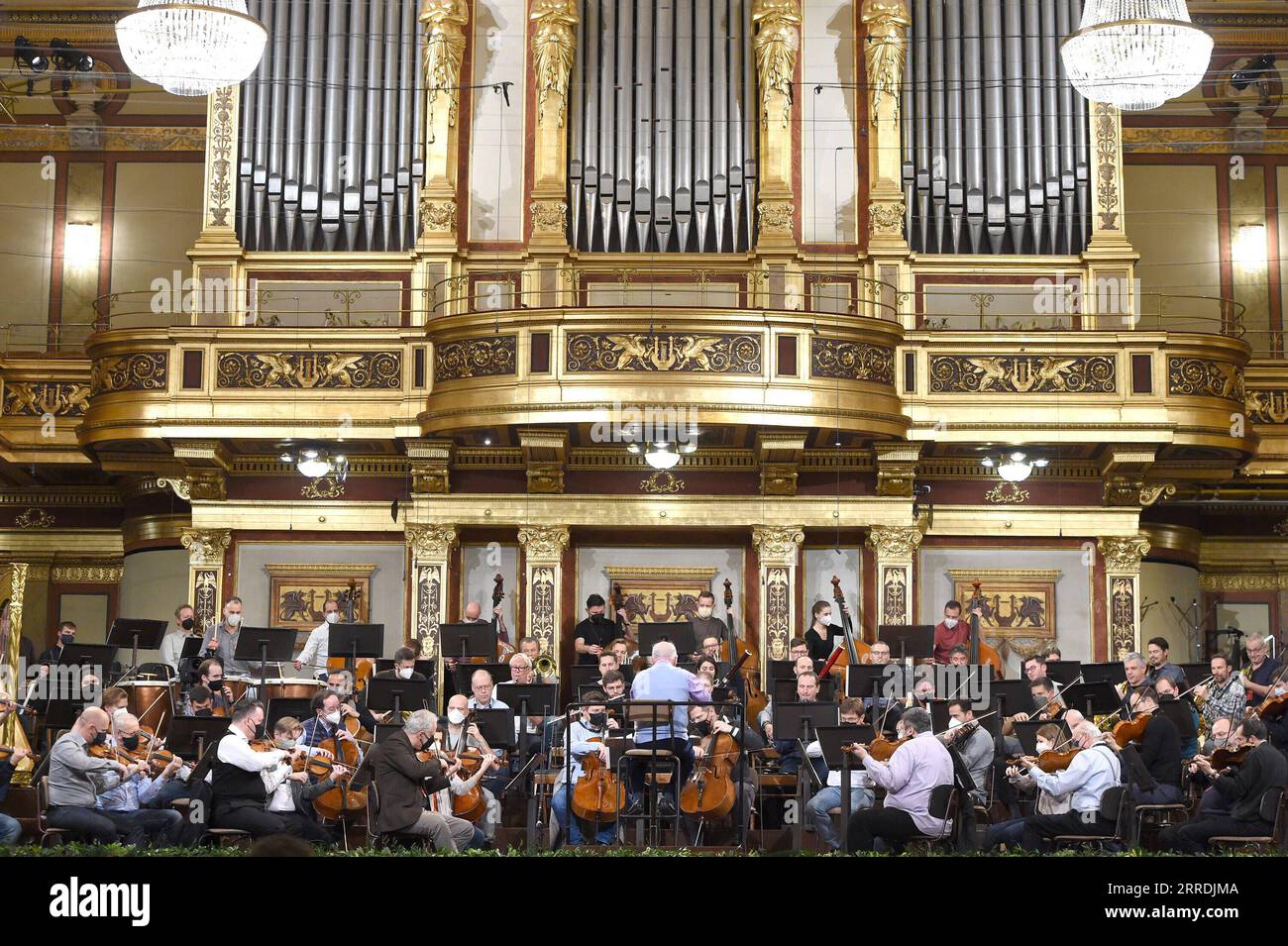 211229 -- WIEN, 29. Dezember 2021 -- Musiker der Wiener Philharmoniker treten bei einer Probe des Neujahrskonzerts 2022 im Goldenen Saal des Musikvereins in Wien am 29. Dezember 2021 auf. Das 1939 gegründete Neujahrskonzert der Wiener Philharmoniker zählt zu den renommiertesten Konzerten der Welt. ÖSTERREICH-WIEN-NEUJAHR S KONZERTPROBE GUOXCHEN PUBLICATIONXNOTXINXCHN Stockfoto