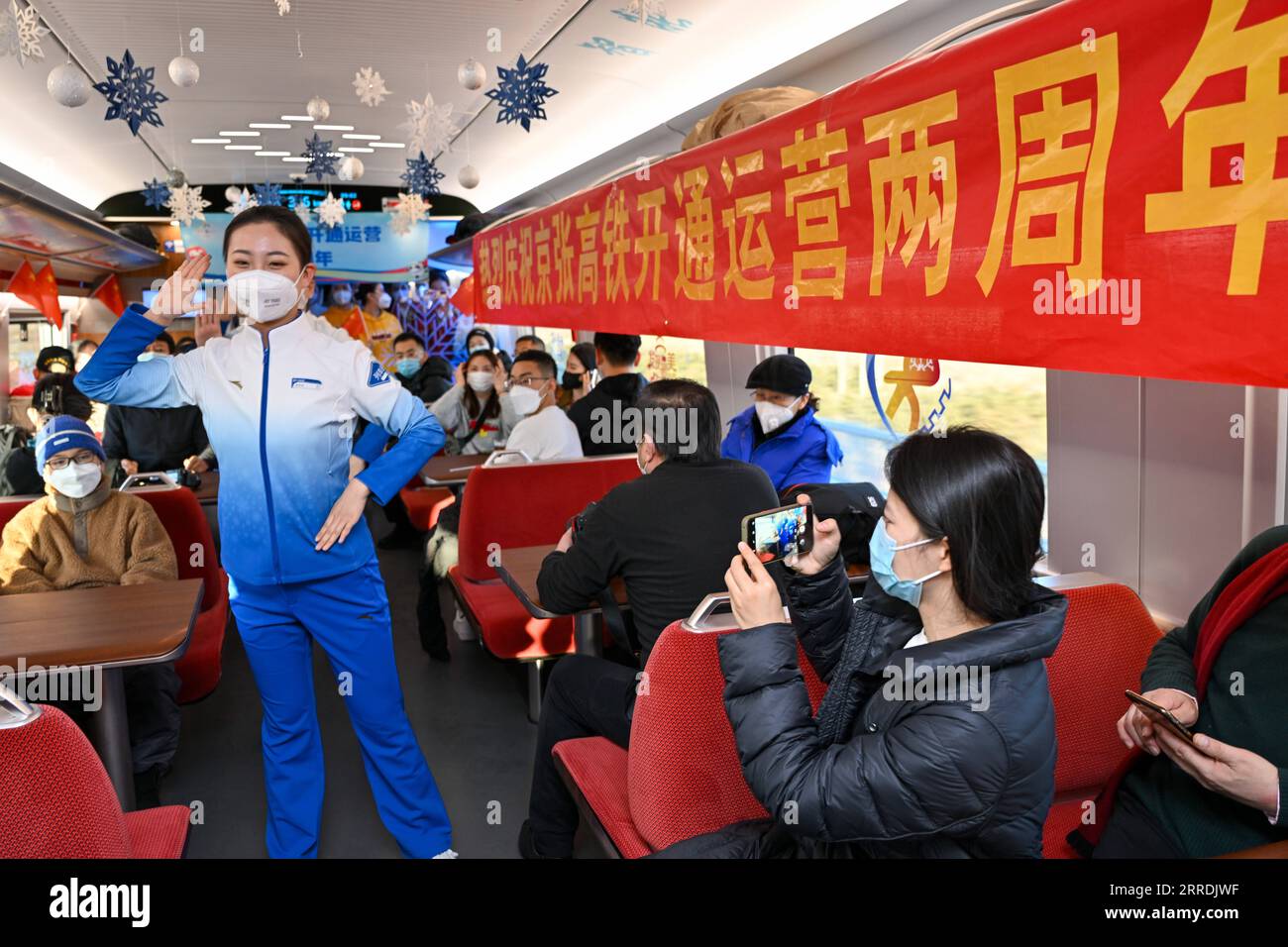 211230 -- PEKING, 30. Dezember 2021 -- Ein Besatzungsmitglied tritt am 30. Dezember 2021 in einem Zug der Peking-Zhangjiakou-Hochgeschwindigkeitsbahn auf. Die Hochgeschwindigkeitsbahn zwischen Peking und Zhangjiakou in der nordchinesischen Provinz Hebei wurde am 30. Dezember 2019 in Betrieb genommen. CHINA-PEKING-ZHANGJIAKOU-HOCHGESCHWINDIGKEITSBAHN-ZWEIJÄHRIGES BESTEHEN CN HUANGXZHEN PUBLICATIONXNOTXINXCHN Stockfoto