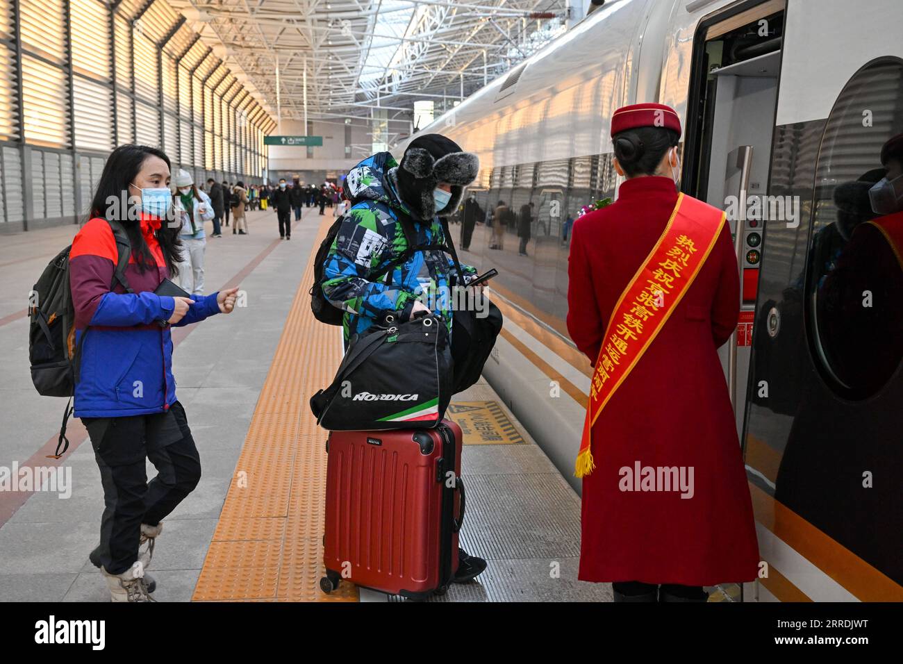 211230 -- PEKING, 30. Dezember 2021 -- Passagiere steigen in einen Zug der Peking-Zhangjiakou-Hochgeschwindigkeitsbahn am Peking-Nordbahnhof in Peking, Hauptstadt von China, am 30. Dezember 2021. Die Hochgeschwindigkeitsbahn zwischen Peking und Zhangjiakou in der nordchinesischen Provinz Hebei wurde am 30. Dezember 2019 in Betrieb genommen. Foto von /Xinhua CHINA-BEIJING-ZHANGJIAKOU-HOCHGESCHWINDIGKEITSBAHN-ZWEIJÄHRIGES JUBILÄUM CN FangxXin PUBLICATIONxNOTxINxCHN Stockfoto