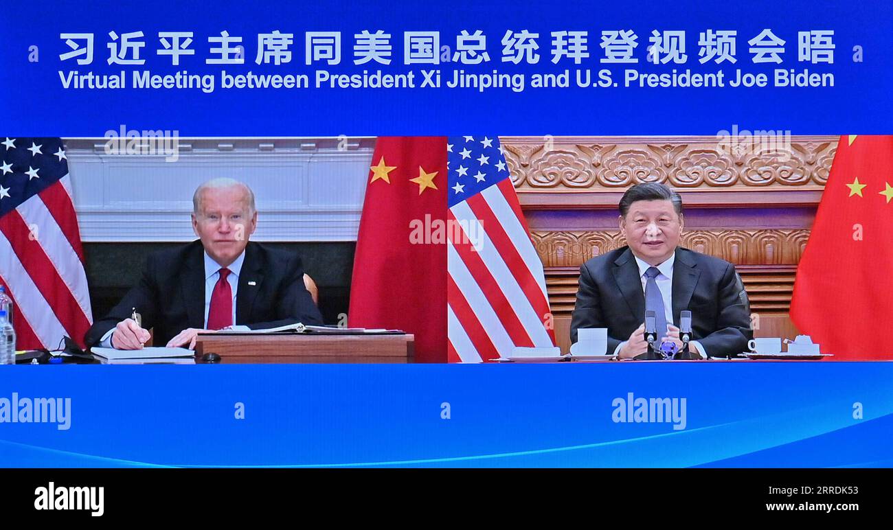 211230 -- PEKING, 30. Dezember 2021 -- der chinesische Präsident Xi Jinping trifft sich mit US-Präsident Joe Biden per Video-Link in Peking, der Hauptstadt Chinas, am 16. November 2021. Xinhuas Top-10-Weltnachrichten-Veranstaltungen im Jahr 2021 die chinesischen und US-Staatschefs halten am 16. November ihr erstes virtuelles Treffen ab, der chinesische Präsident Xi Jinping und sein US-Amtskollege Joe Biden hielten ihr erstes virtuelles Treffen ab. Die beiden Staatsoberhäupter hatten eine gründliche und eingehende Kommunikation und einen eingehenden Austausch über Fragen von strategischer, übergreifender und grundlegender Bedeutung für die Entwicklung der Beziehungen zwischen China und den USA sowie über wichtige Fragen von beiderseitigem Interesse. S Stockfoto