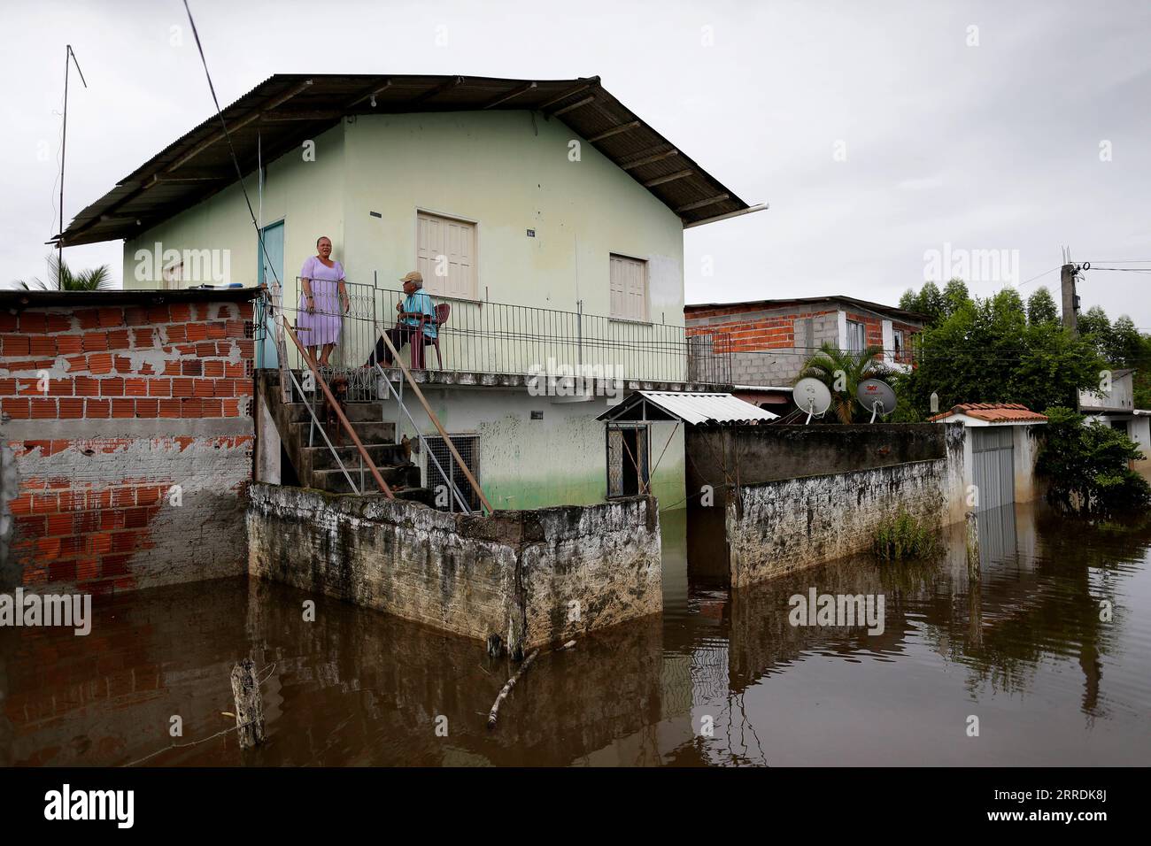 211231 -- ILHEUS, 31. Dezember 2021 -- Menschen sind zu Hause von starken Regenfällen überflutet in Ilheus, einer Stadt im Süden des Bundesstaates Bahia, Brasilien, am 30. Dezember 2021 gefangen. Starke Regenfälle schlugen den nordöstlichen brasilianischen Bundesstaat Bahia nieder und verursachten schwere Überschwemmungen. BRASILIEN-ILHEUS-FLOOD LucioxTavora PUBLICATIONxNOTxINxCHN Stockfoto